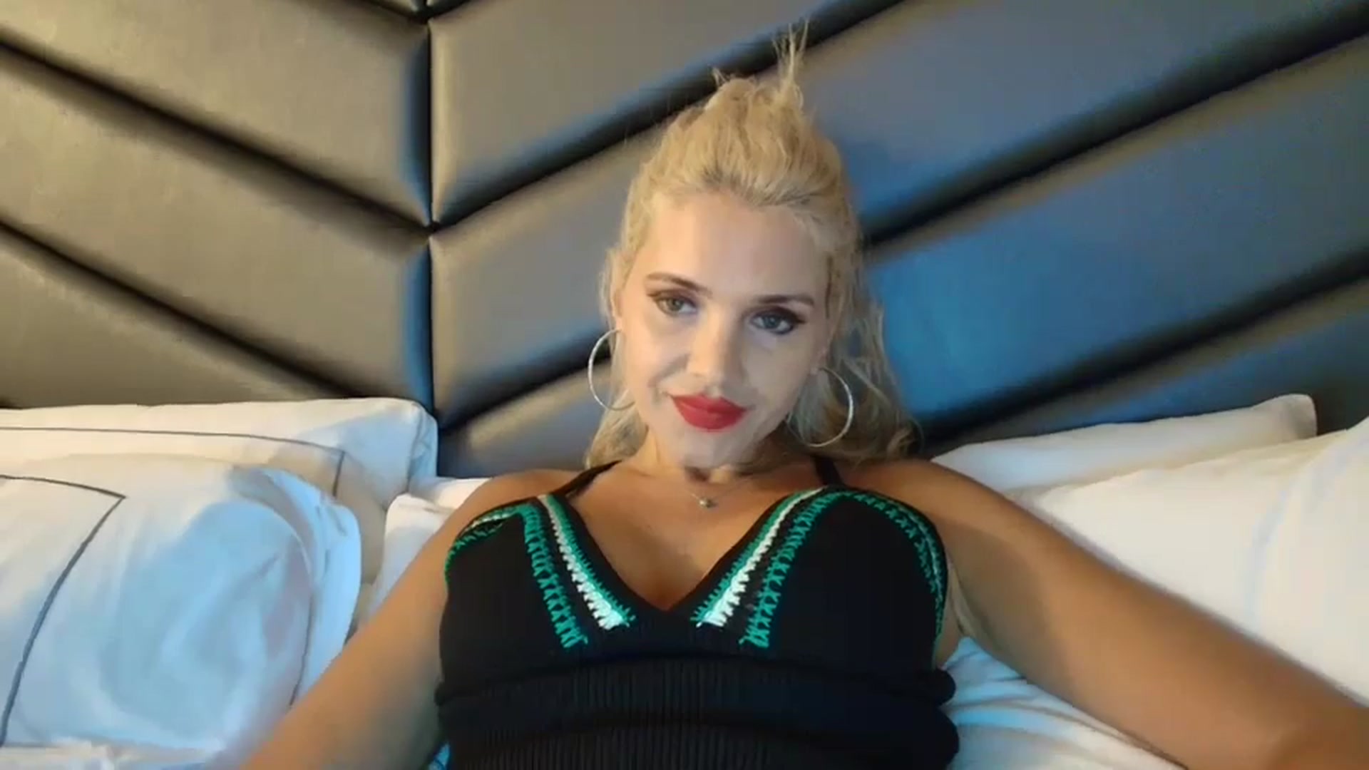 Gallery image thumbnail from Klarita_'s myfreecams stream on, 10/22/2024, 18:10 image 13 of 20