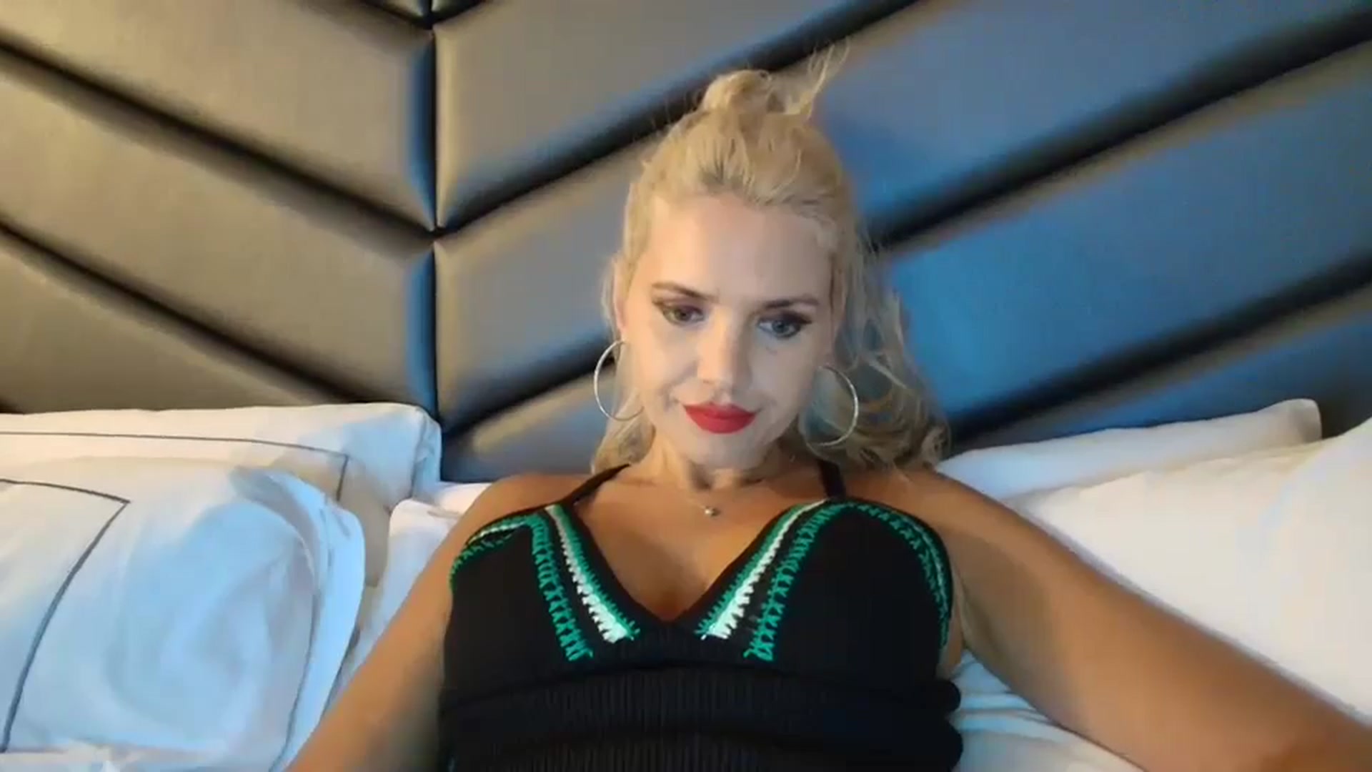 Gallery image thumbnail from Klarita_'s myfreecams stream on, 10/22/2024, 18:10 image 12 of 20