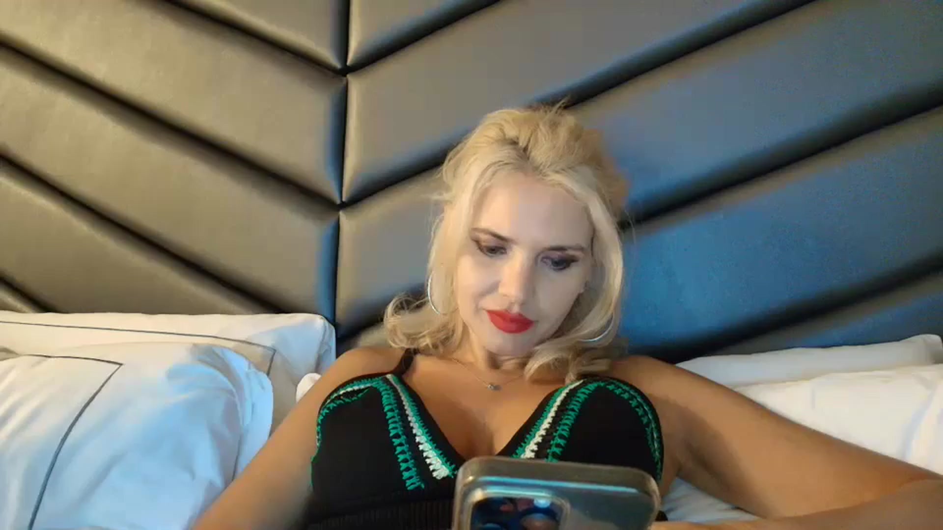 Gallery image thumbnail from Klarita_'s myfreecams stream on, 10/22/2024, 18:10 image 5 of 20