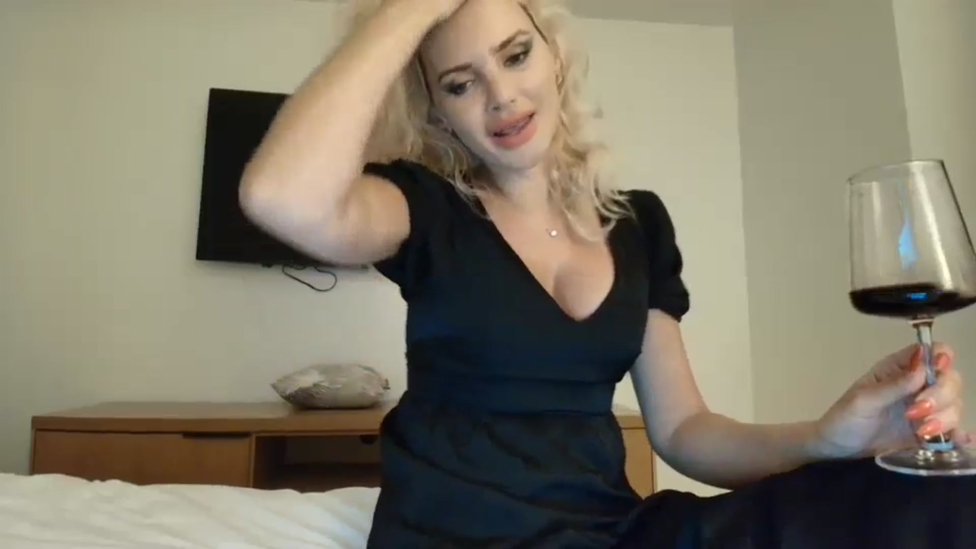 Gallery image thumbnail from Klarita_'s myfreecams stream on, 11/05/2024, 22:21 image 12 of 20