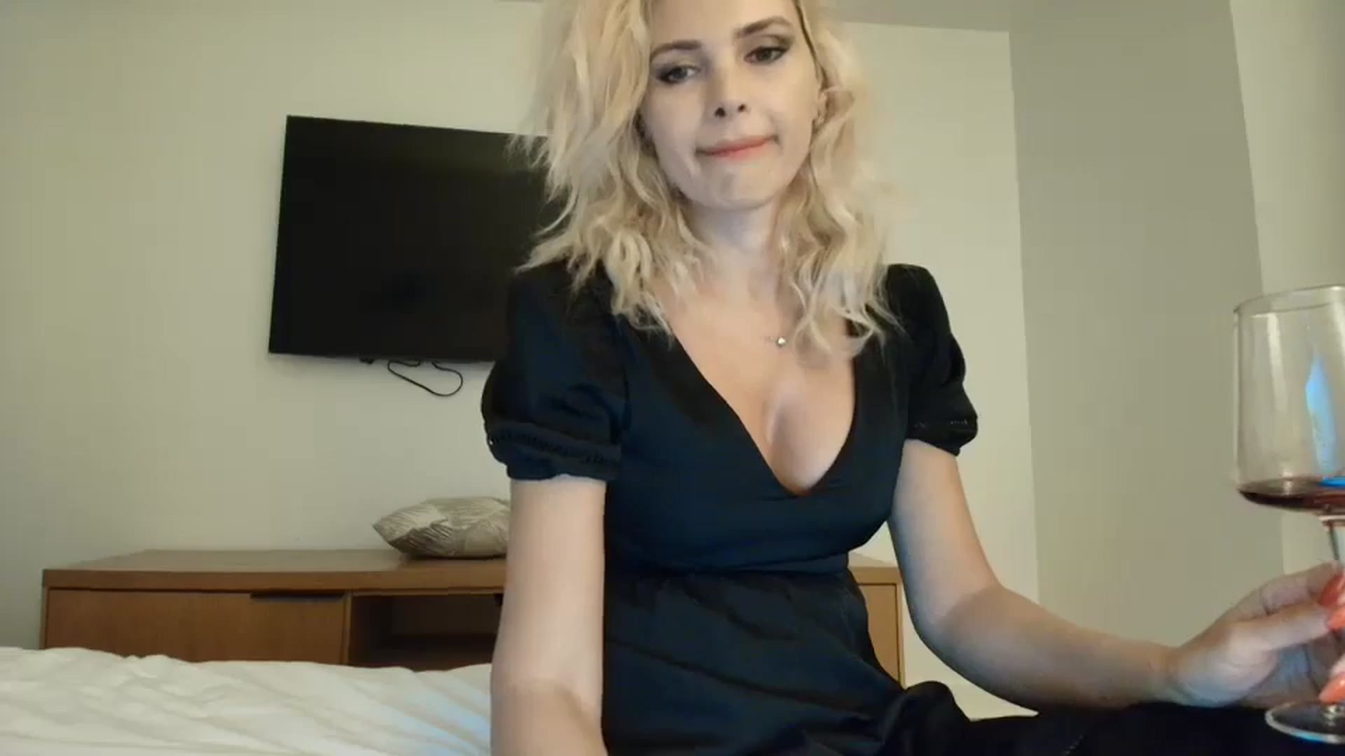 Gallery image thumbnail from Klarita_'s myfreecams stream on, 11/05/2024, 22:21 image 13 of 20