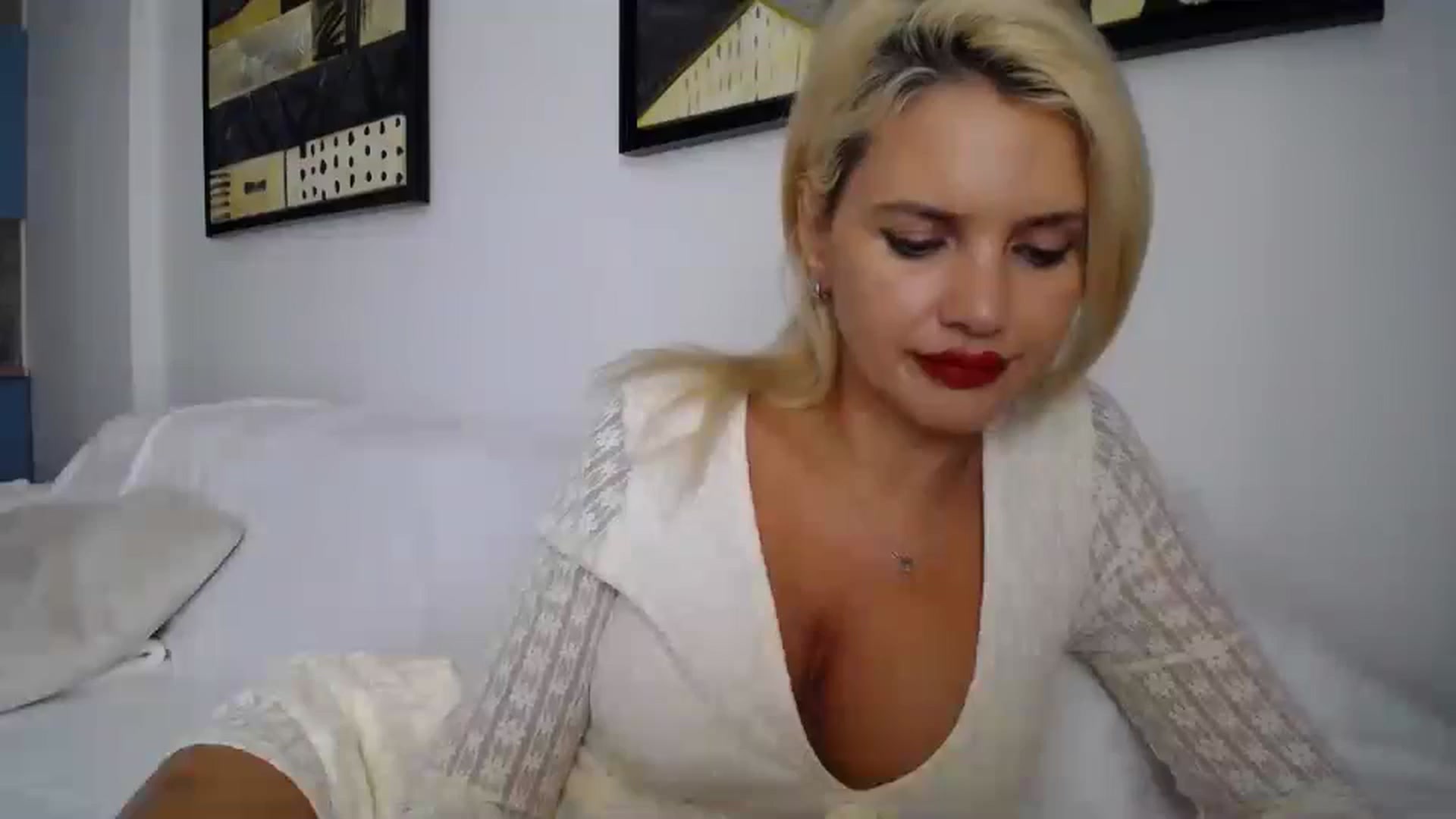 Gallery image thumbnail from Klarita_'s myfreecams stream on, 11/17/2024, 14:35 image 17 of 20