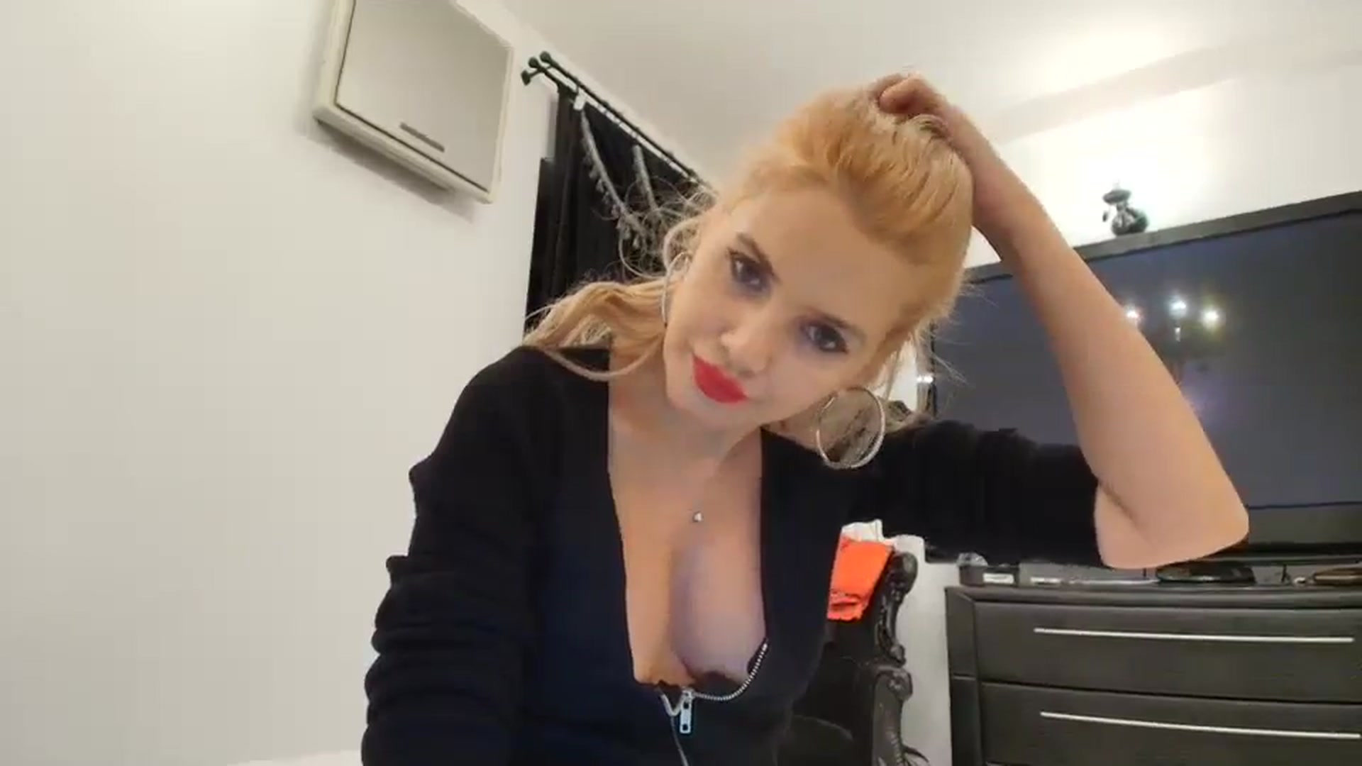 Gallery image thumbnail from Klarita_'s myfreecams stream on, 11/25/2024, 22:29 image 17 of 20