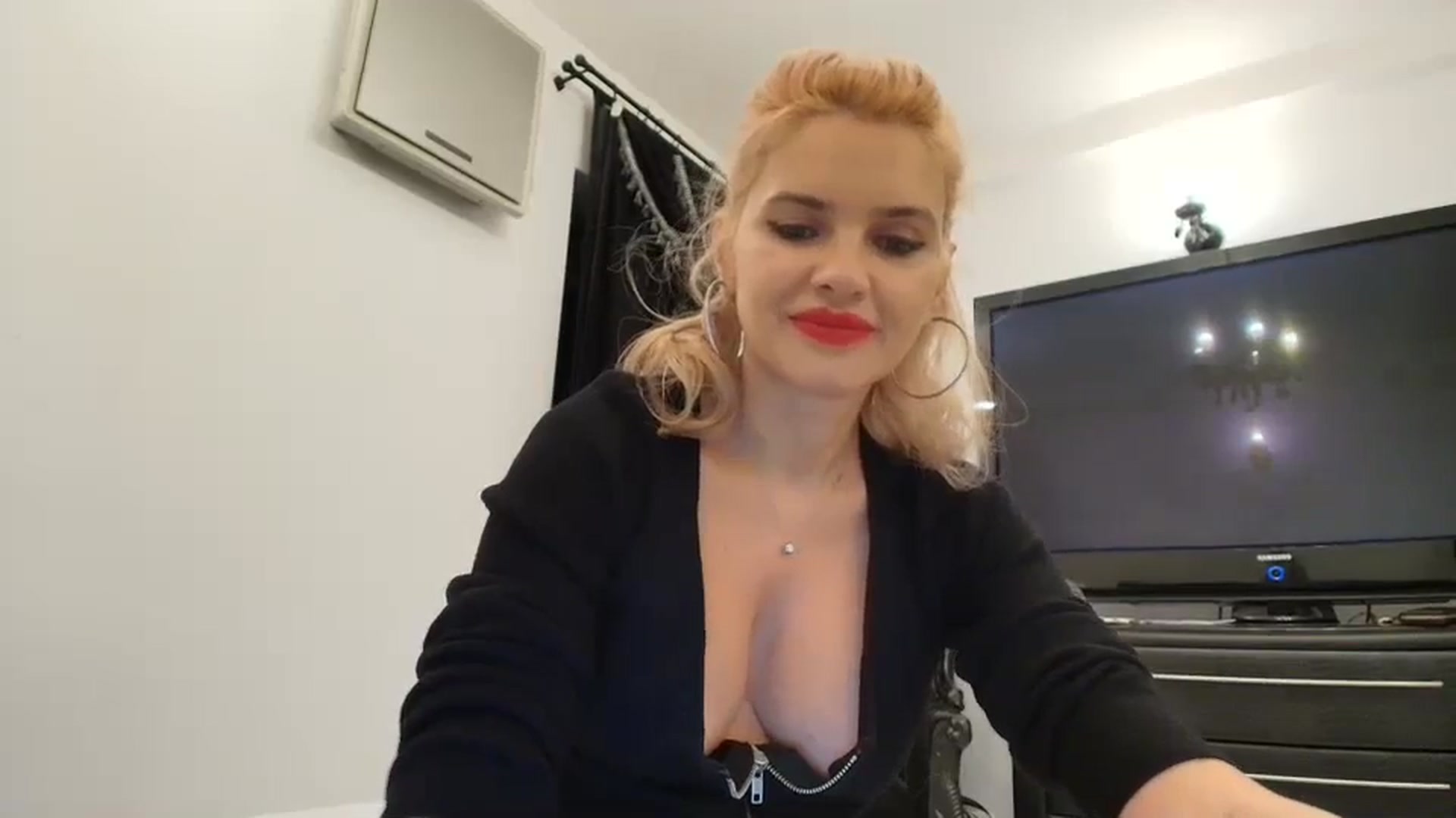 Gallery image thumbnail from Klarita_'s myfreecams stream on, 11/25/2024, 22:29 image 18 of 20