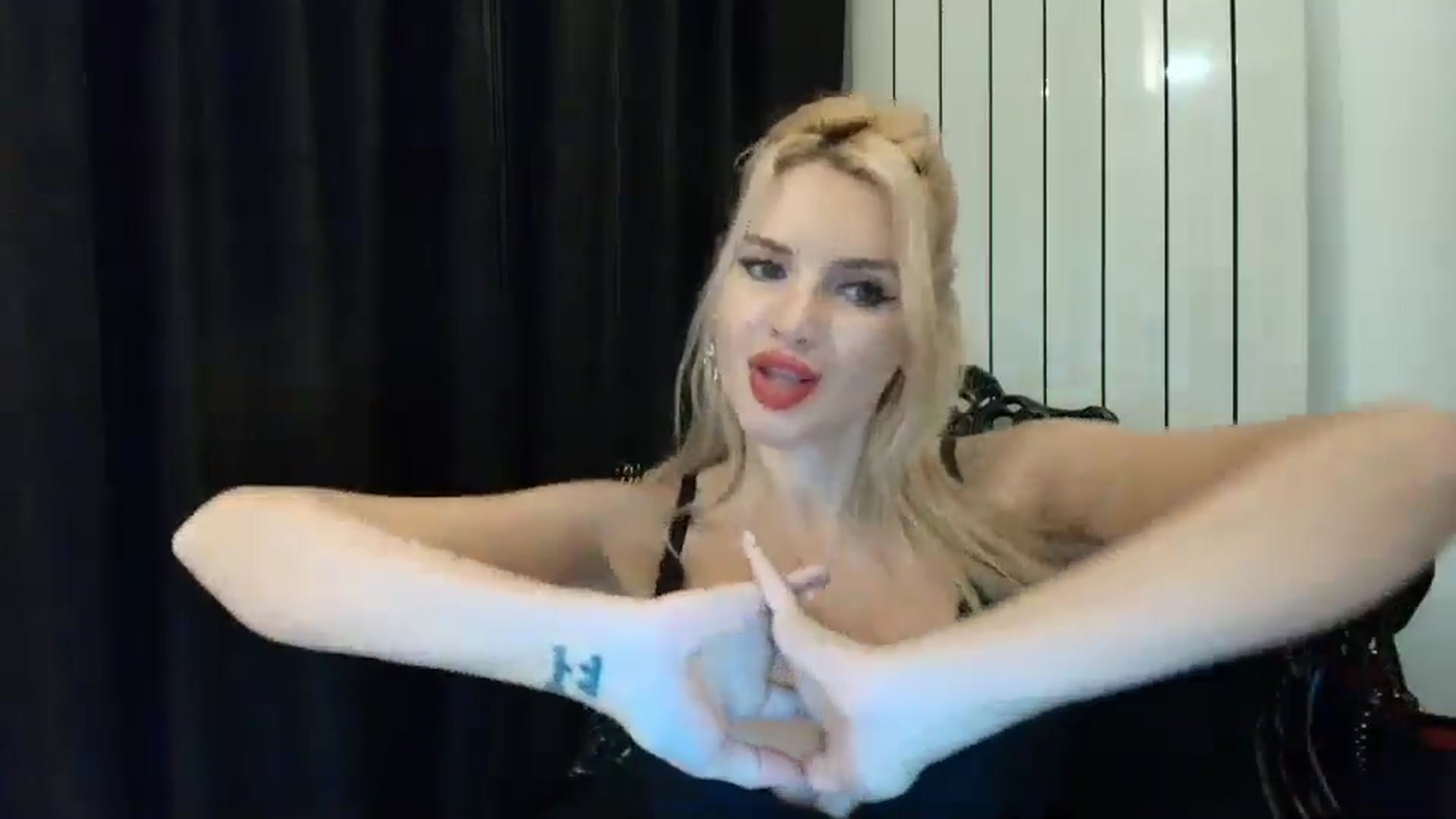 Gallery image thumbnail from Klarita_'s myfreecams stream on, 12/18/2024, 22:53 image 2 of 20