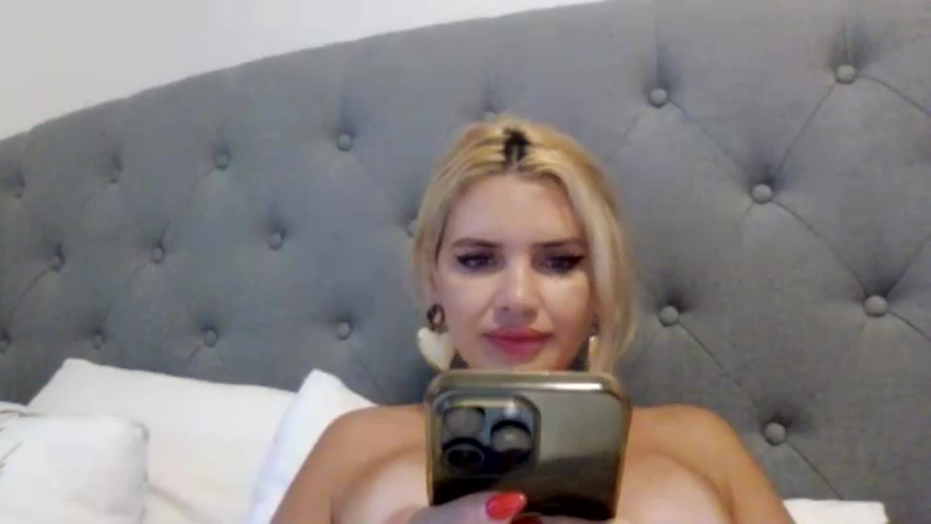 Gallery image thumbnail from Klarita_'s myfreecams stream on, 02/20/2025, 22:24 image 18 of 20