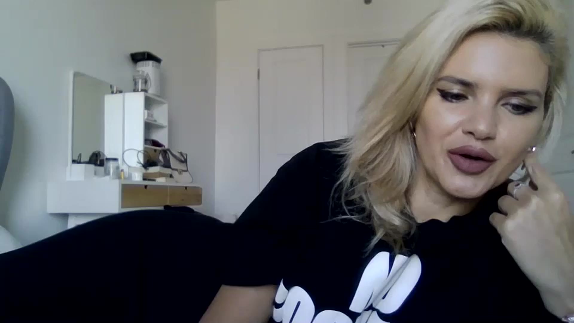 Gallery image thumbnail from Klarita_'s myfreecams stream on, 02/24/2025, 21:31 image 2 of 20