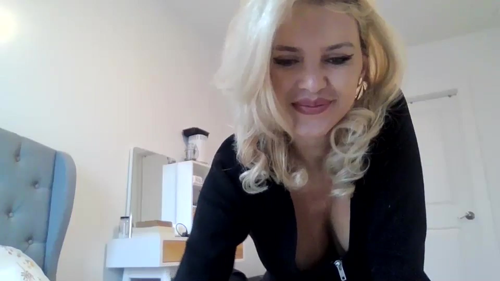 Gallery image thumbnail from Klarita_'s myfreecams stream on, 02/27/2025, 16:35 image 4 of 20