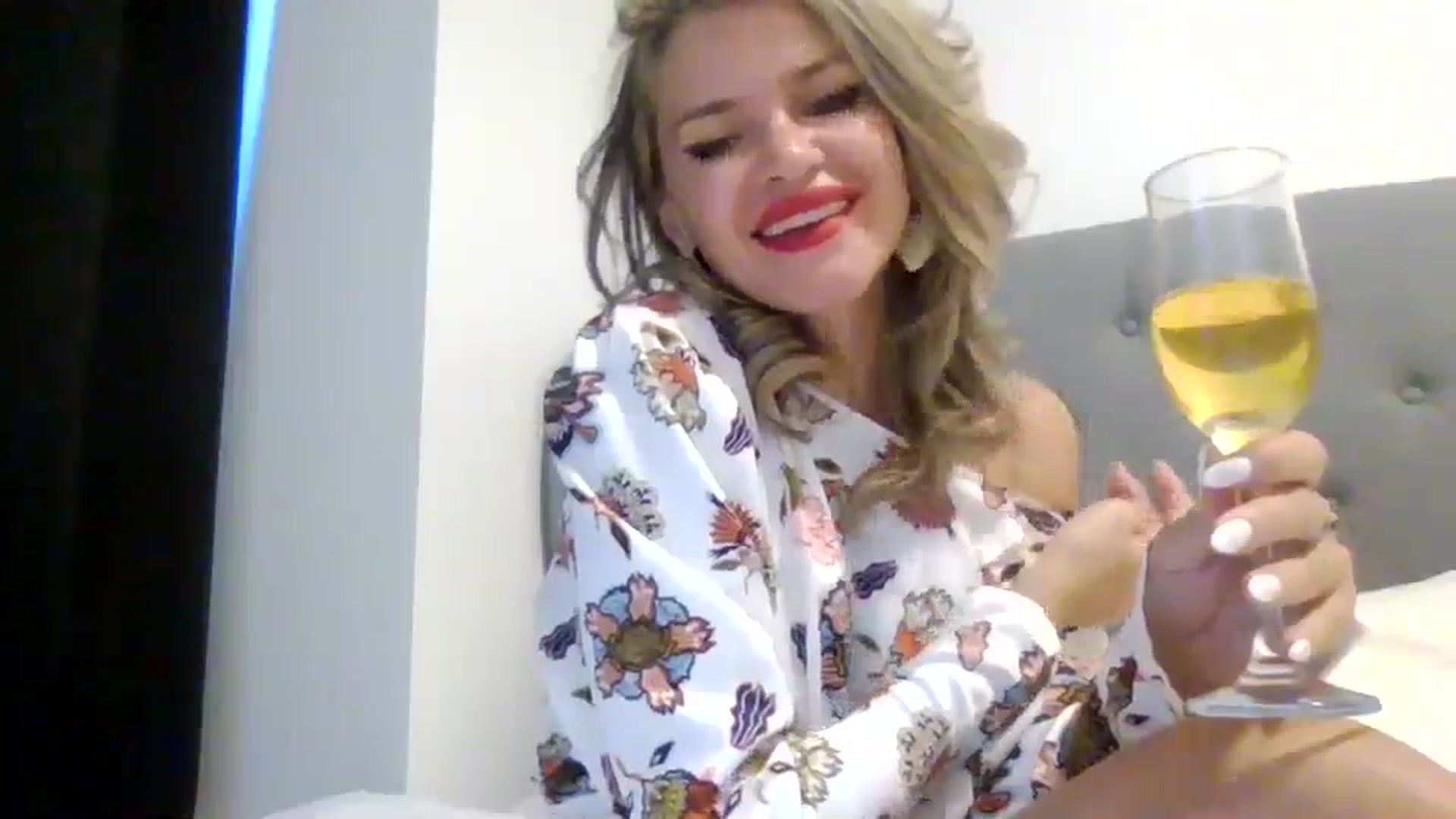 Gallery image thumbnail from Klarita_'s myfreecams stream on, 03/03/2025, 21:22 image 17 of 20
