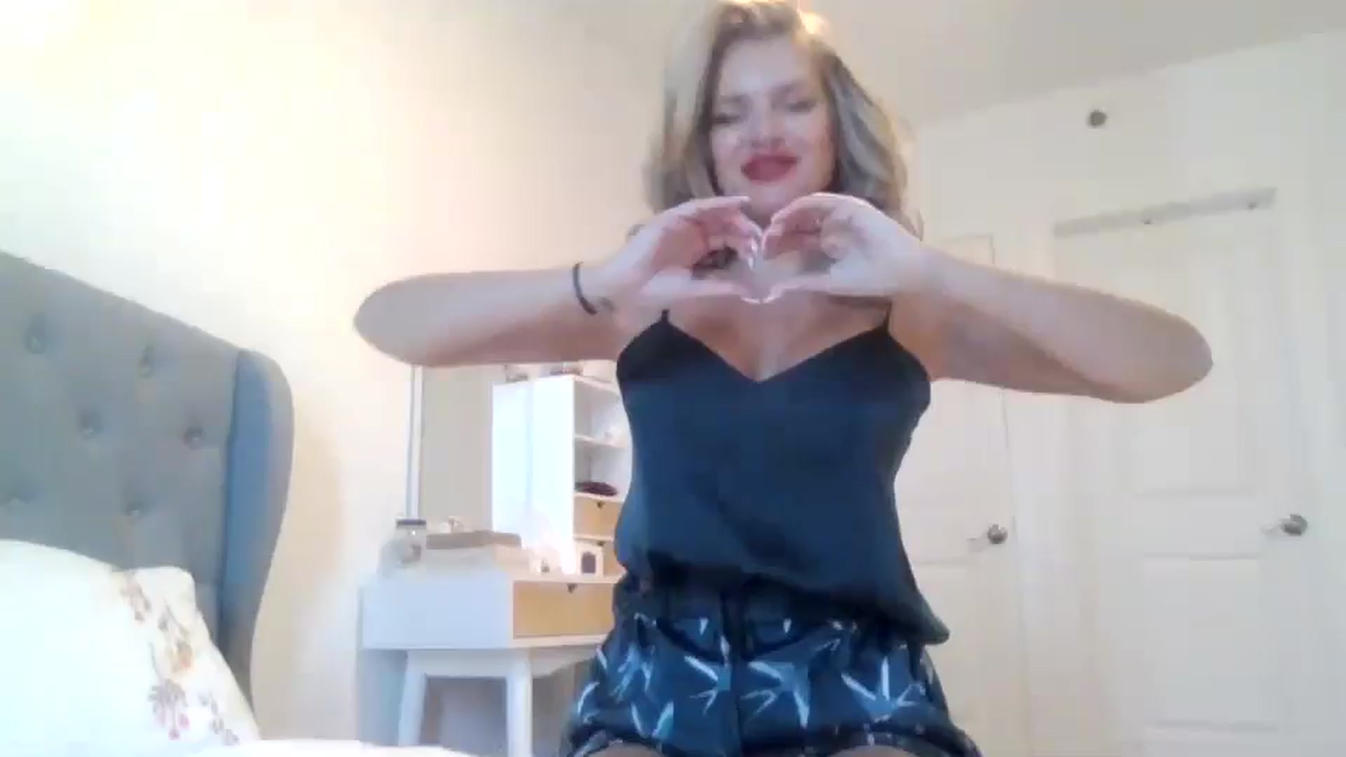 Gallery image thumbnail from Klarita_'s myfreecams stream on, 03/04/2025, 21:43 image 1 of 20