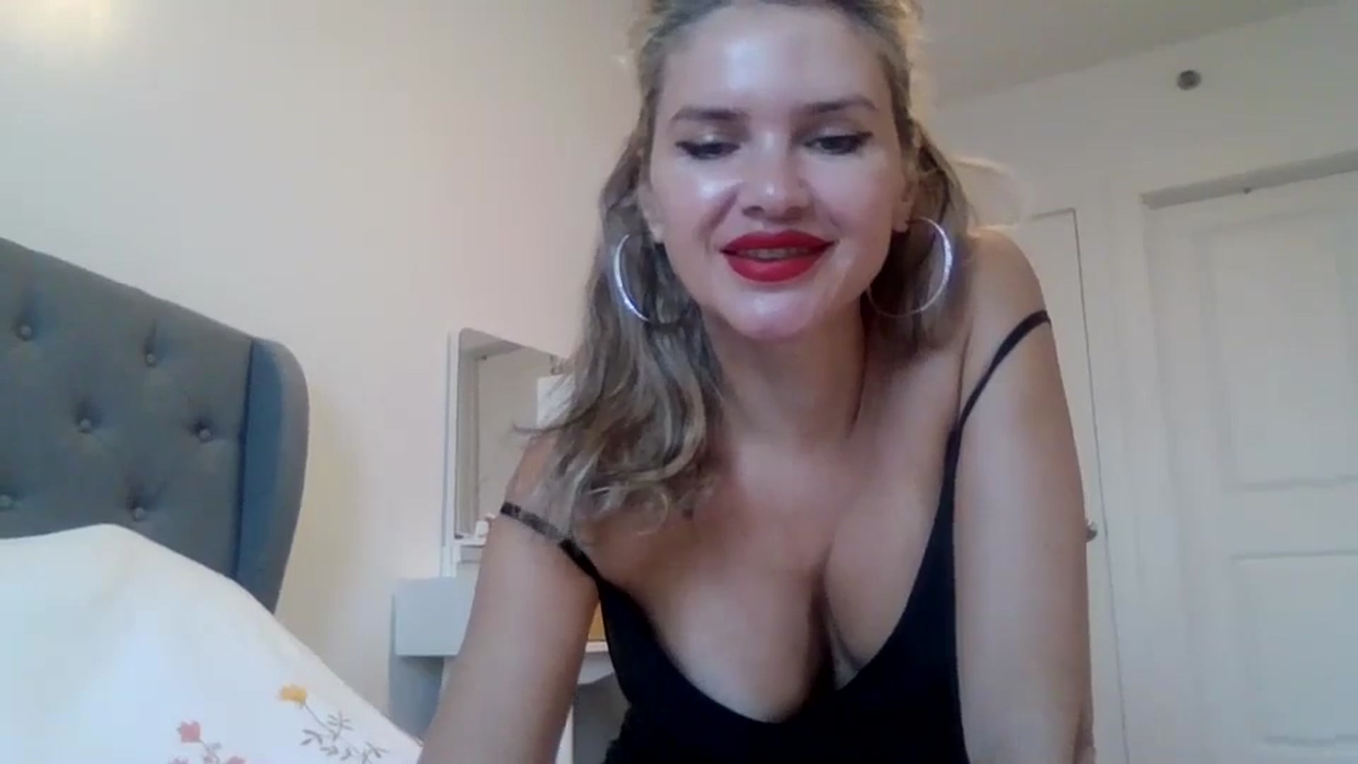 Gallery image thumbnail from Klarita_'s myfreecams stream on, 03/06/2025, 21:36 image 3 of 20