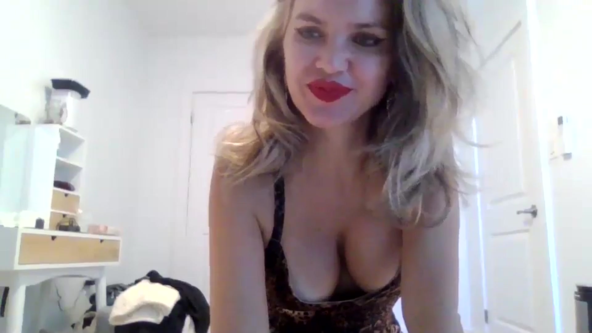 Gallery image thumbnail from Klarita_'s myfreecams stream on, 03/10/2025, 21:10 image 2 of 20