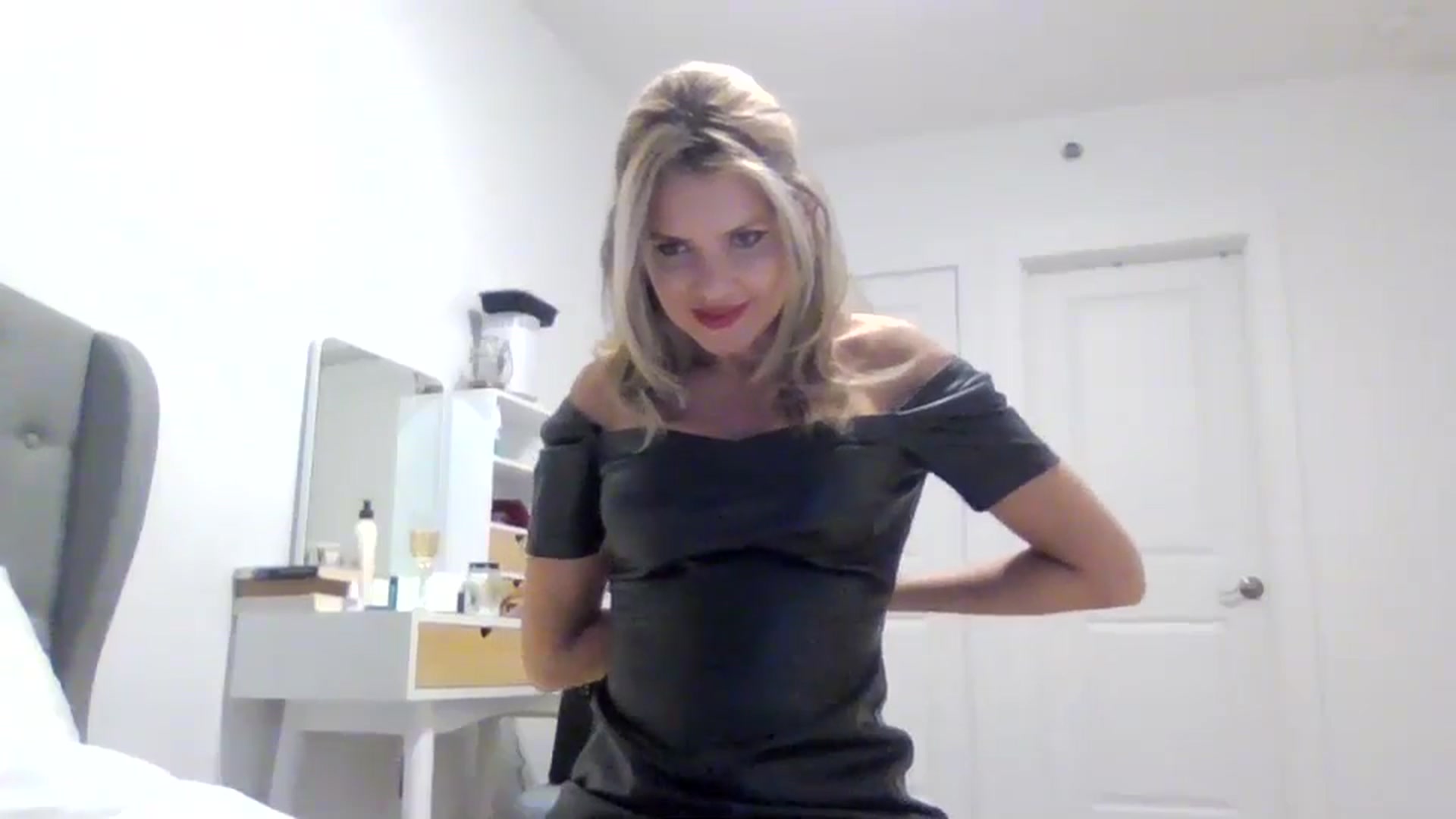 Gallery image thumbnail from Klarita_'s myfreecams stream on, 03/14/2025, 21:25 image 7 of 20