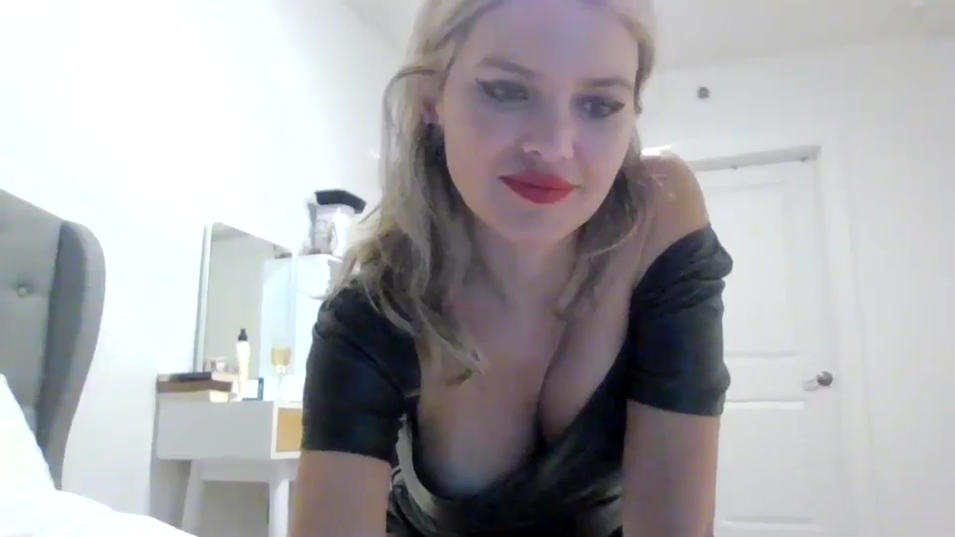 Gallery image thumbnail from Klarita_'s myfreecams stream on, 03/14/2025, 21:25 image 6 of 20