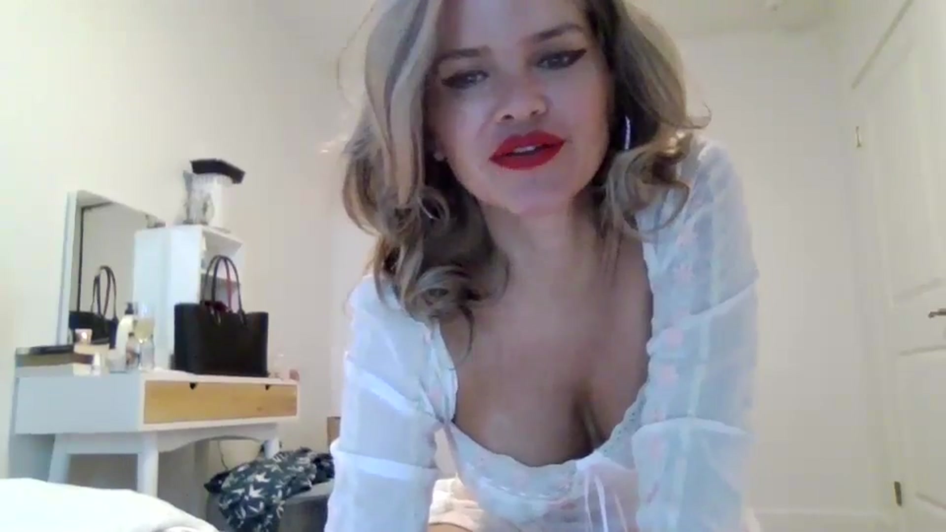Gallery image thumbnail from Klarita_'s myfreecams stream on, 03/17/2025, 22:07 image 2 of 20
