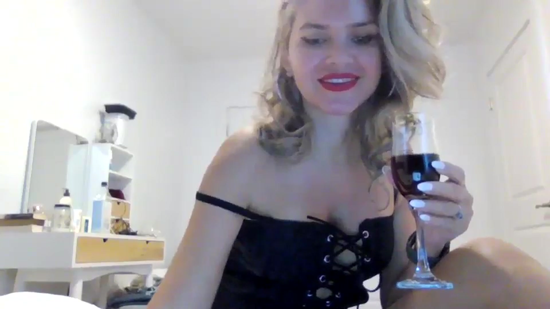 Gallery image thumbnail from Klarita_'s myfreecams stream on, 03/18/2025, 21:08 image 4 of 20
