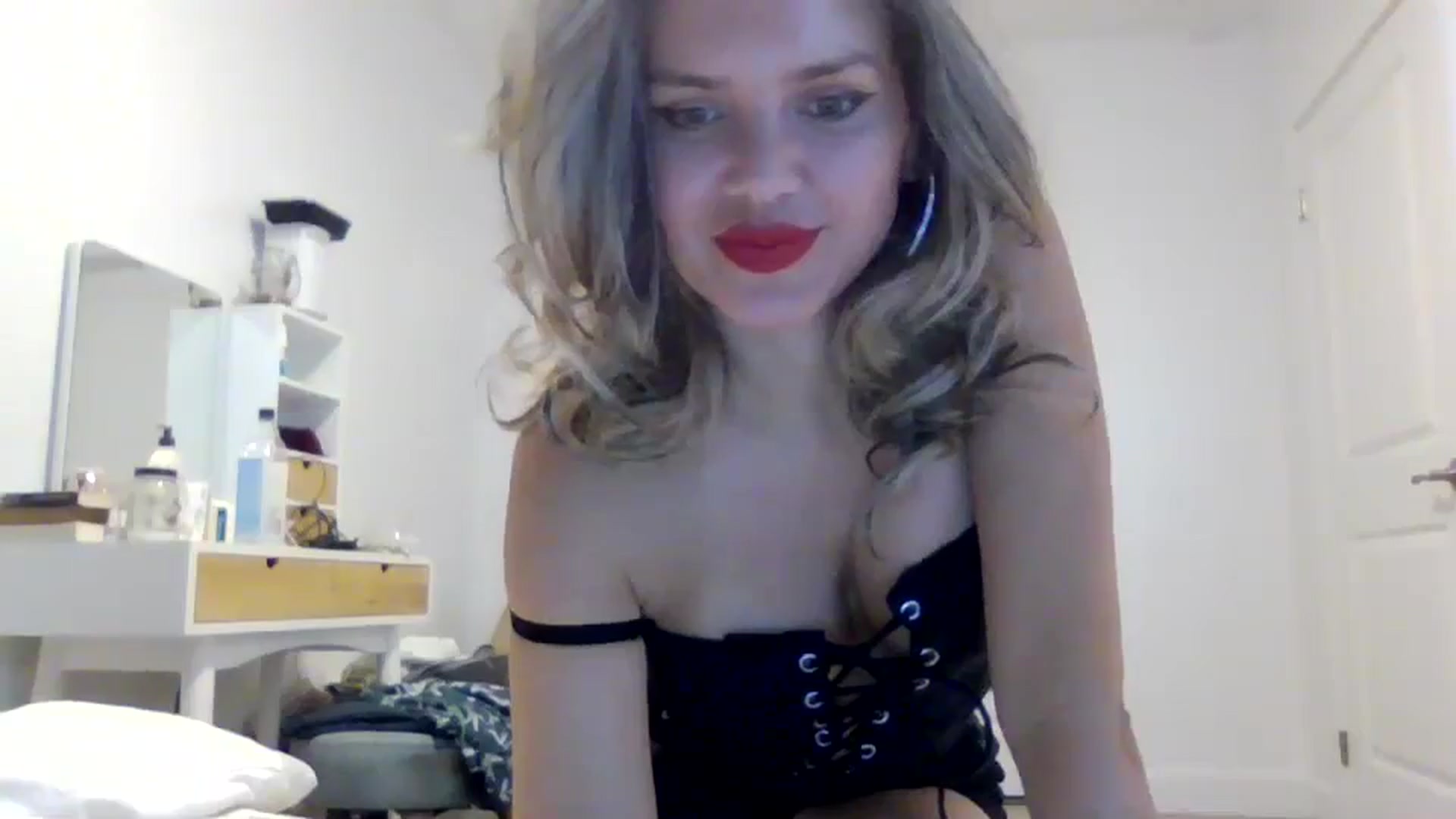 Gallery image thumbnail from Klarita_'s myfreecams stream on, 03/18/2025, 21:08 image 3 of 20