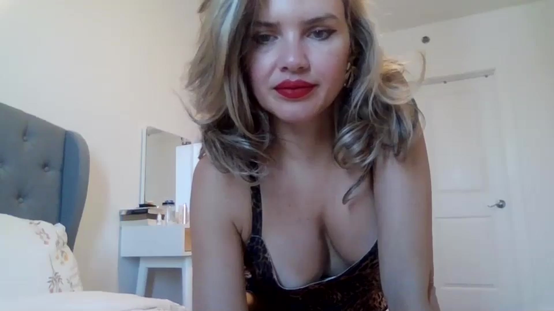 Gallery image thumbnail from Klarita_'s myfreecams stream on, 03/23/2025, 21:04 image 8 of 20
