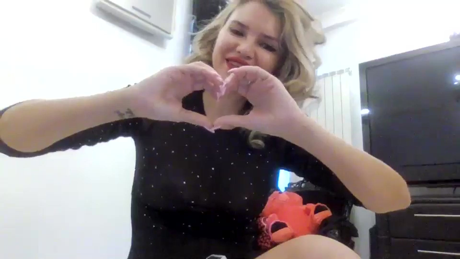 Gallery image thumbnail from Klarita_'s myfreecams stream on, 03/30/2025, 13:50 image 16 of 20