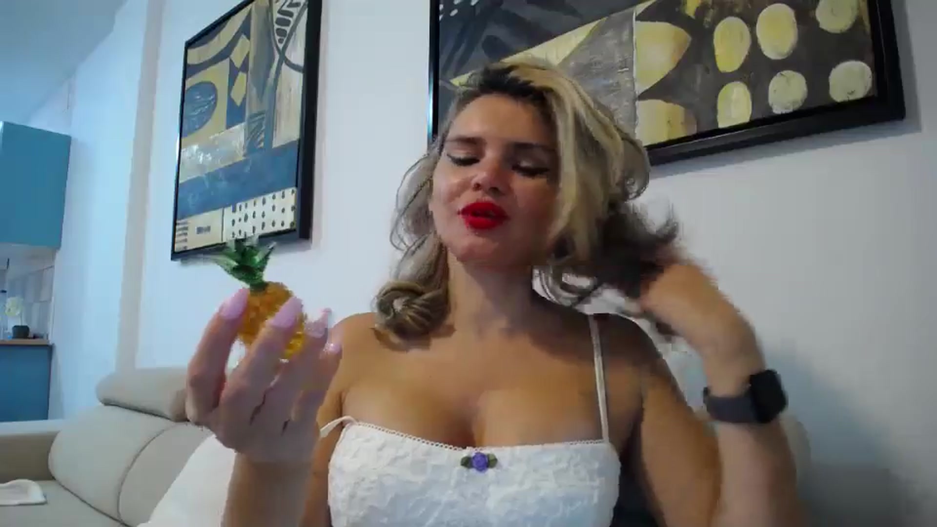Gallery image thumbnail from Klarita_'s myfreecams stream on, 03/31/2025, 21:19 image 12 of 20