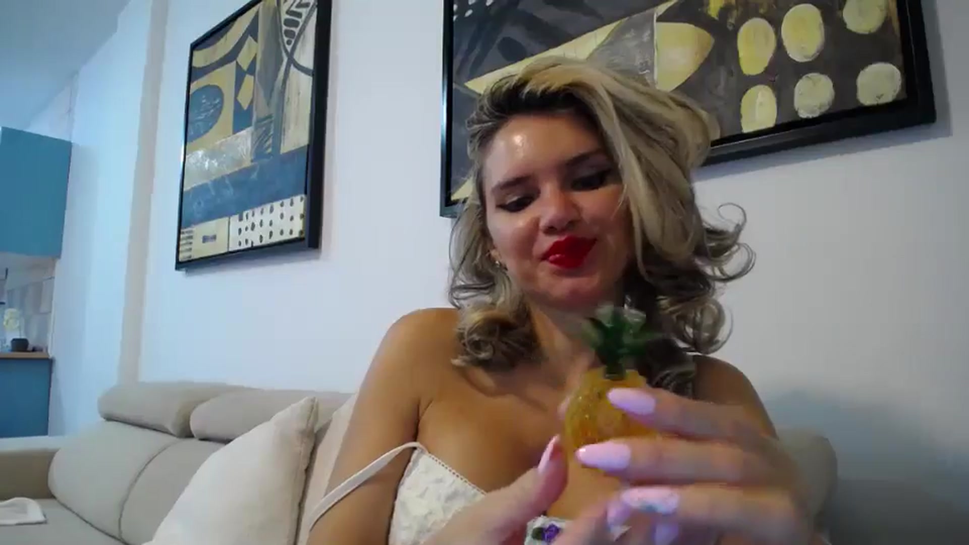Gallery image thumbnail from Klarita_'s myfreecams stream on, 03/31/2025, 21:19 image 11 of 20