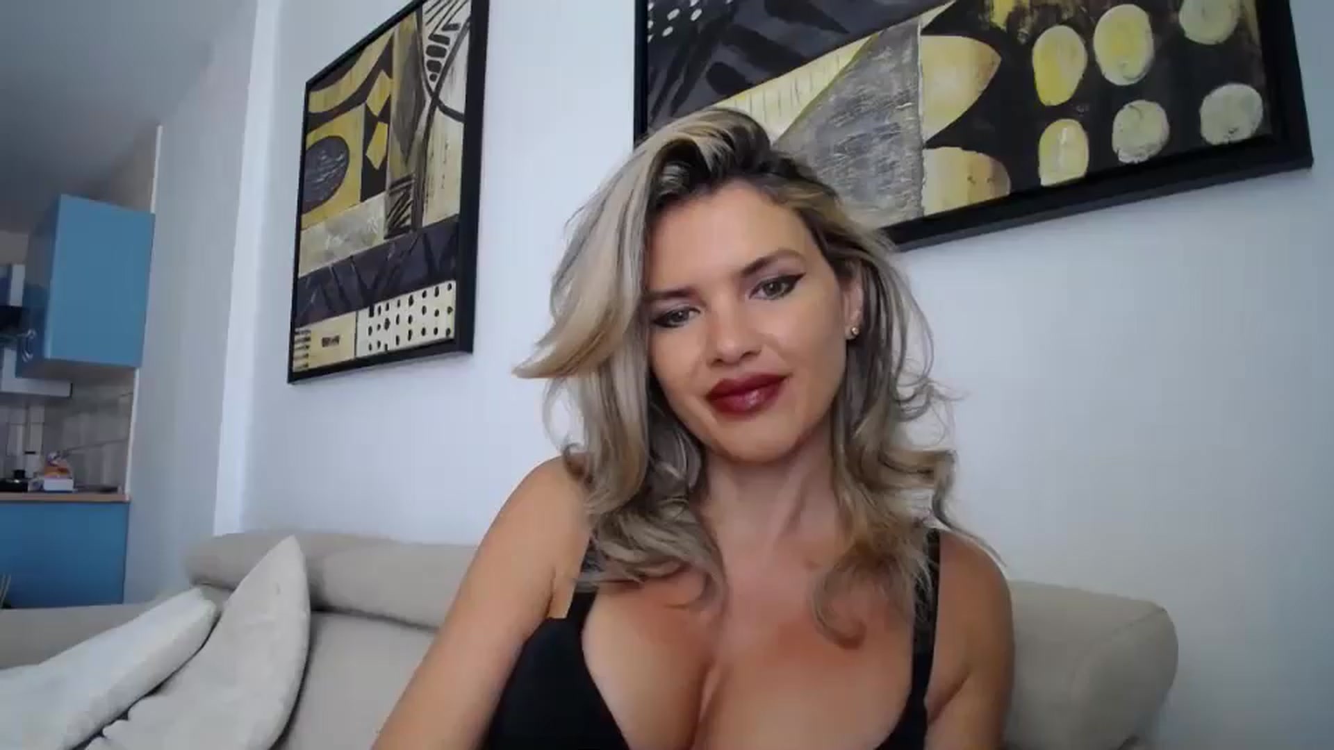 Gallery image thumbnail from Klarita_'s myfreecams stream on, 04/04/2025, 14:47 image 1 of 20