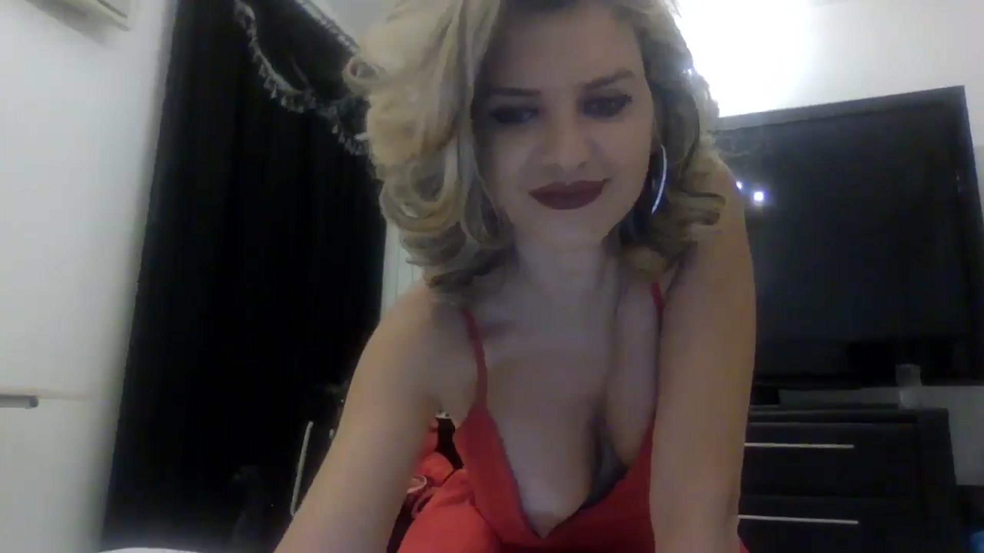 Gallery image thumbnail from Klarita_'s myfreecams stream on, 04/10/2025, 21:30 image 3 of 20