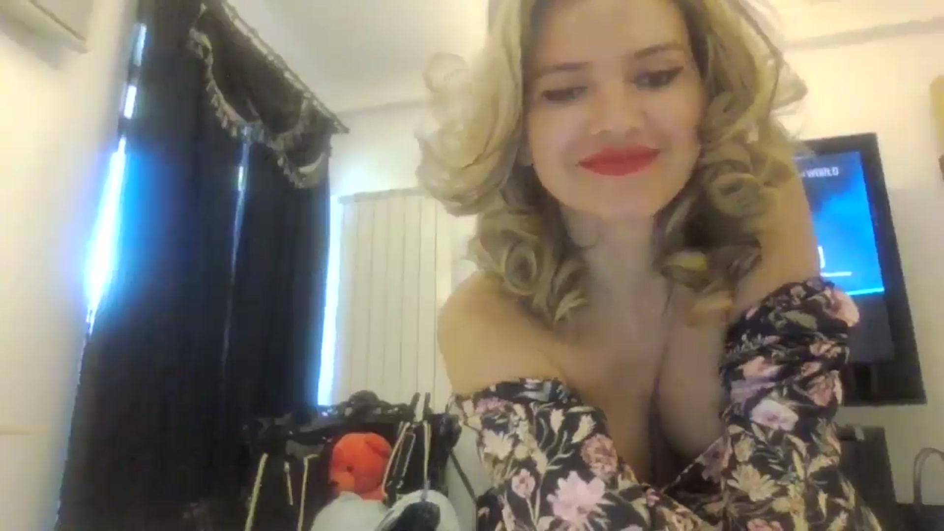 Gallery image thumbnail from Klarita_'s myfreecams stream on, 04/11/2025, 12:13 image 2 of 20