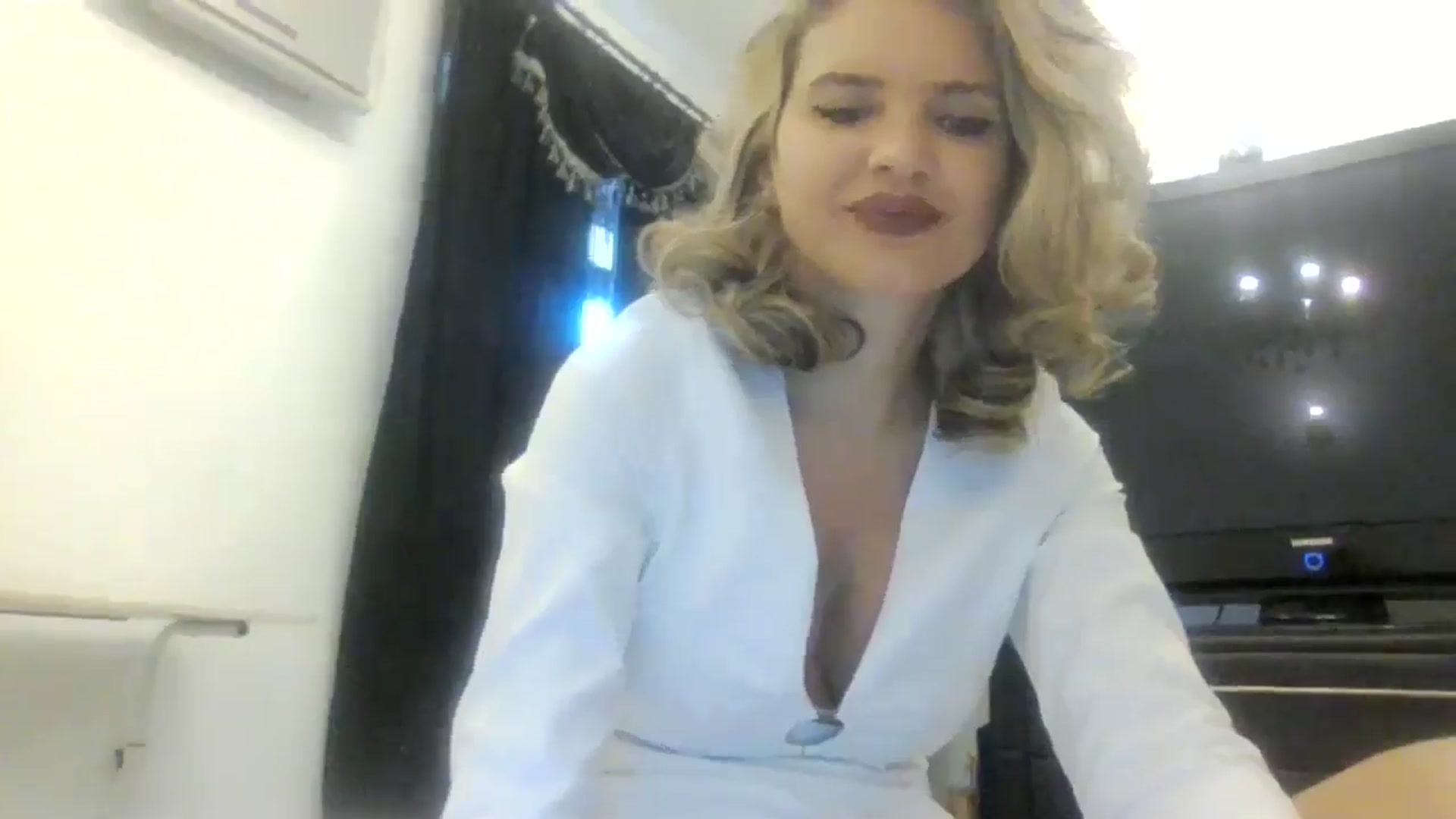 Gallery image thumbnail from Klarita_'s myfreecams stream on, 04/12/2025, 15:13 image 9 of 20