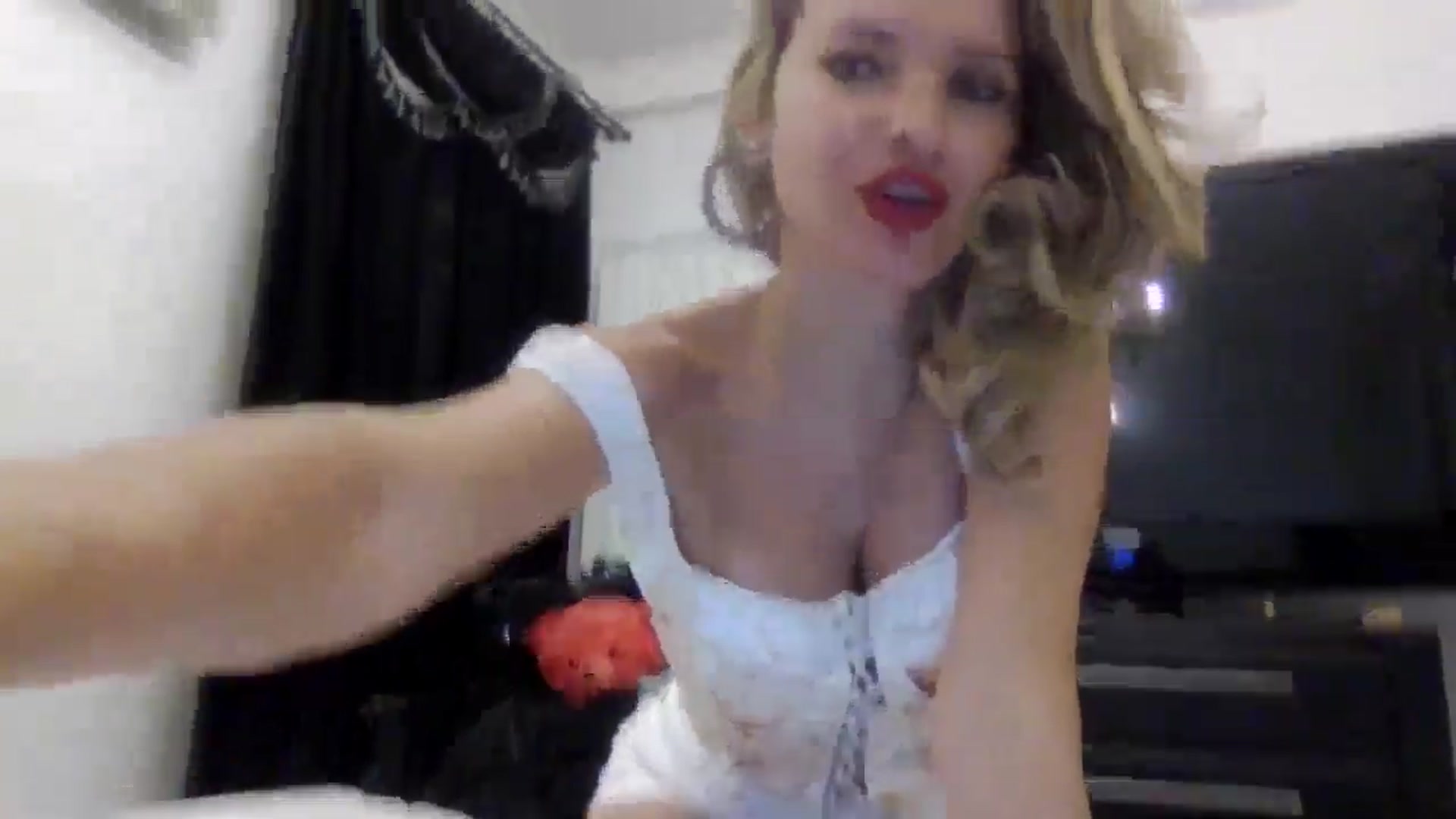 Gallery image thumbnail from Klarita_'s myfreecams stream on, 05/04/2025, 20:43 image 12 of 20