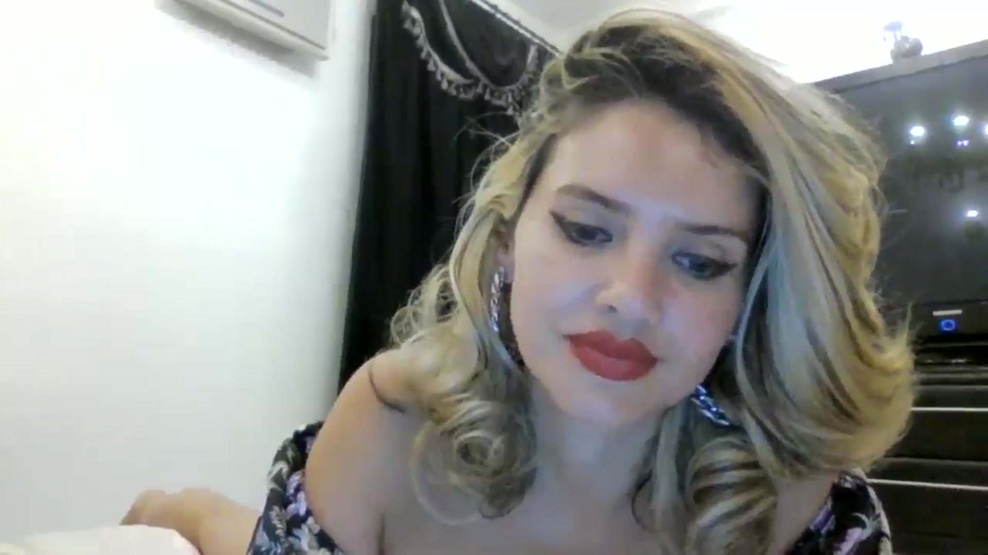 Gallery image thumbnail from Klarita_'s myfreecams stream on, 05/05/2025, 22:39 image 16 of 20