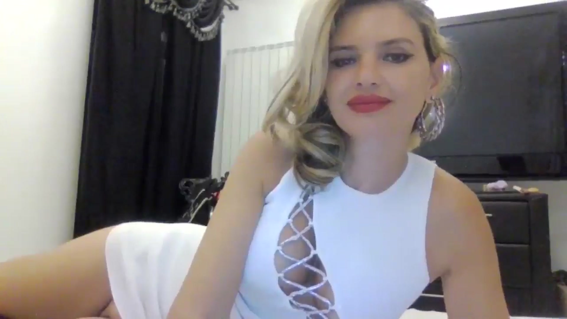 Gallery image thumbnail from Klarita_'s myfreecams stream on, 05/06/2025, 21:23 image 10 of 20