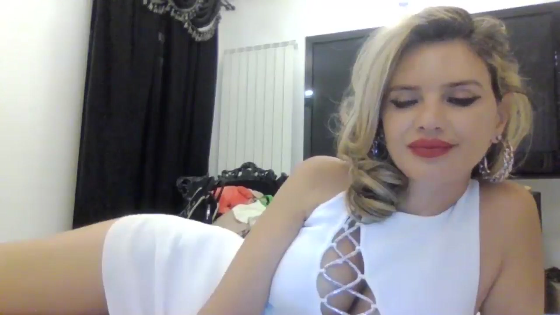 Gallery image thumbnail from Klarita_'s myfreecams stream on, 05/06/2025, 21:23 image 14 of 20