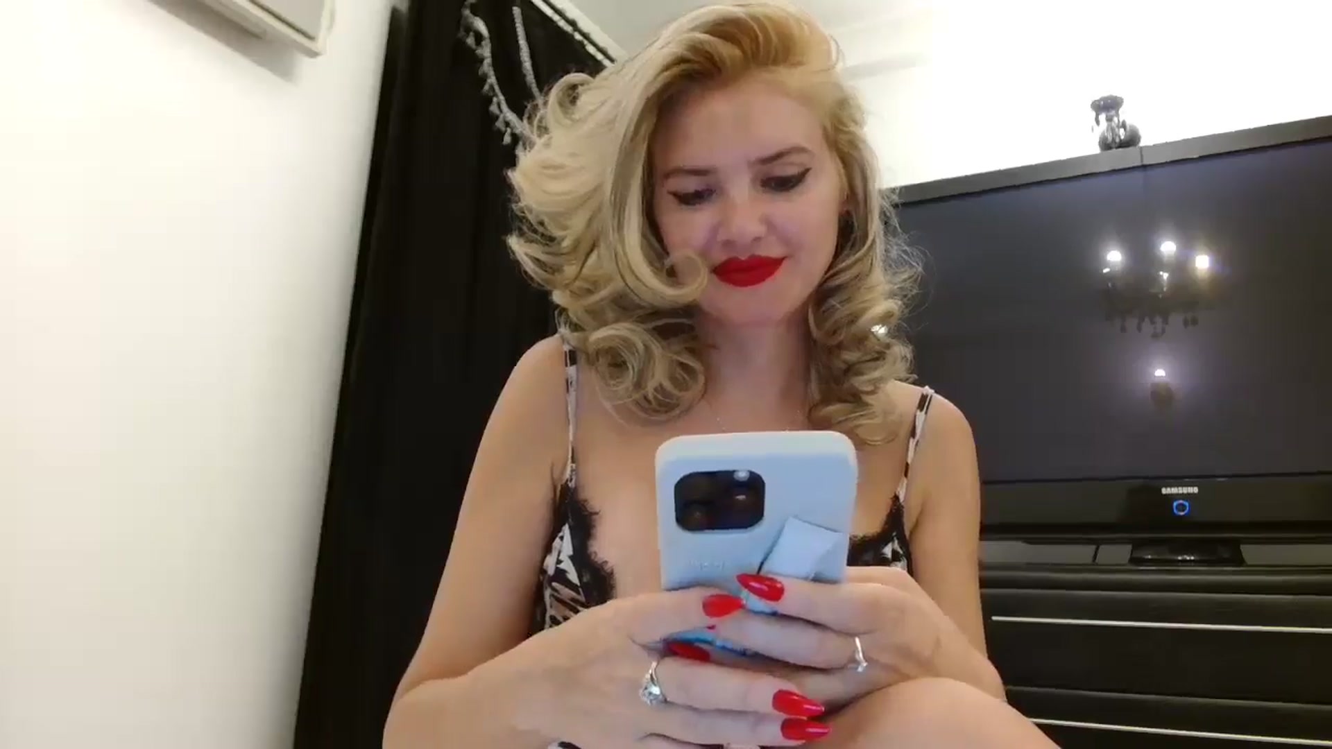 Gallery image thumbnail from Klarita_'s myfreecams stream on, 05/13/2025, 21:20 image 3 of 20