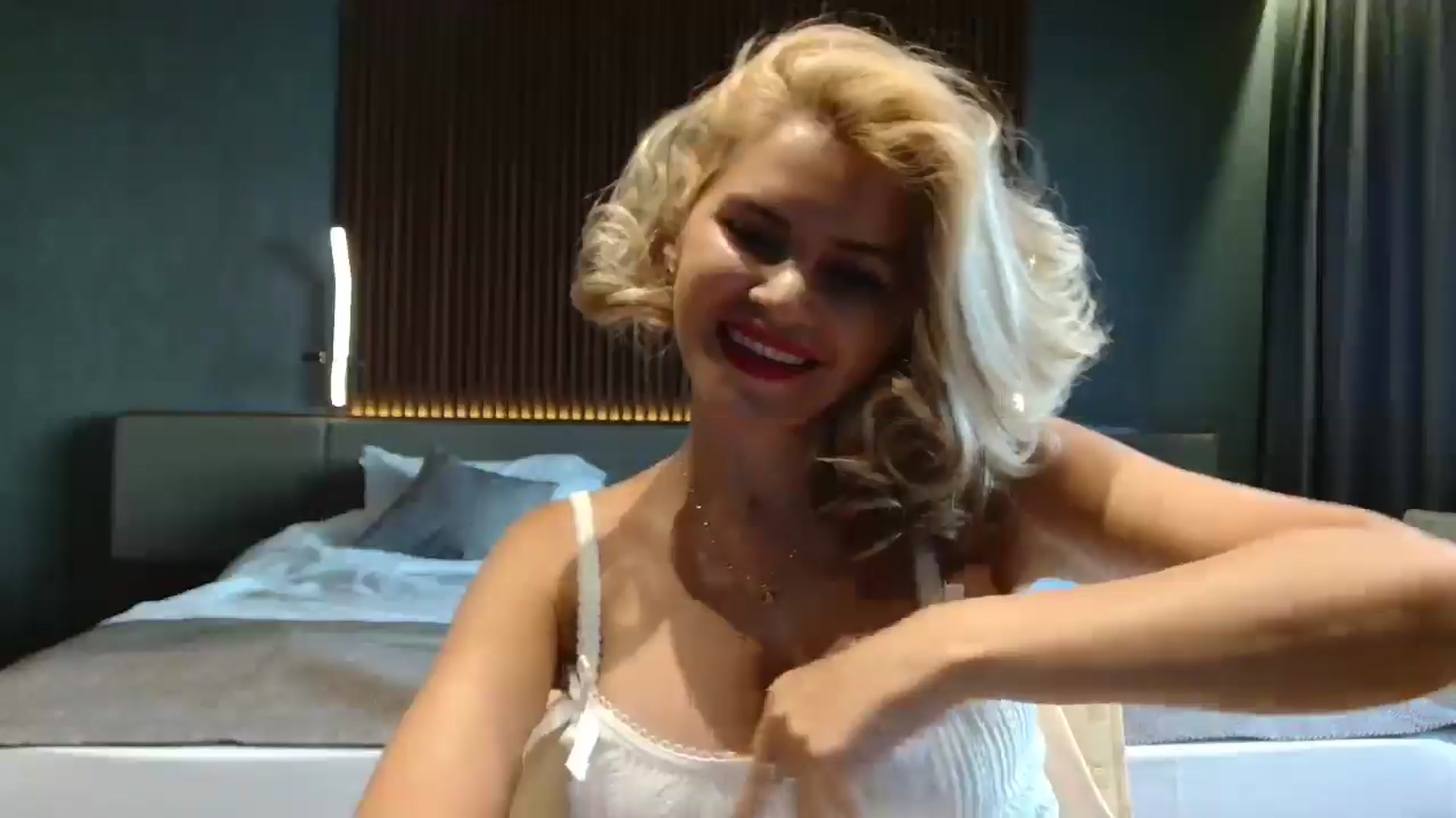 Gallery image thumbnail from Klarita_'s myfreecams stream on, 06/20/2025, 15:40 image 15 of 20