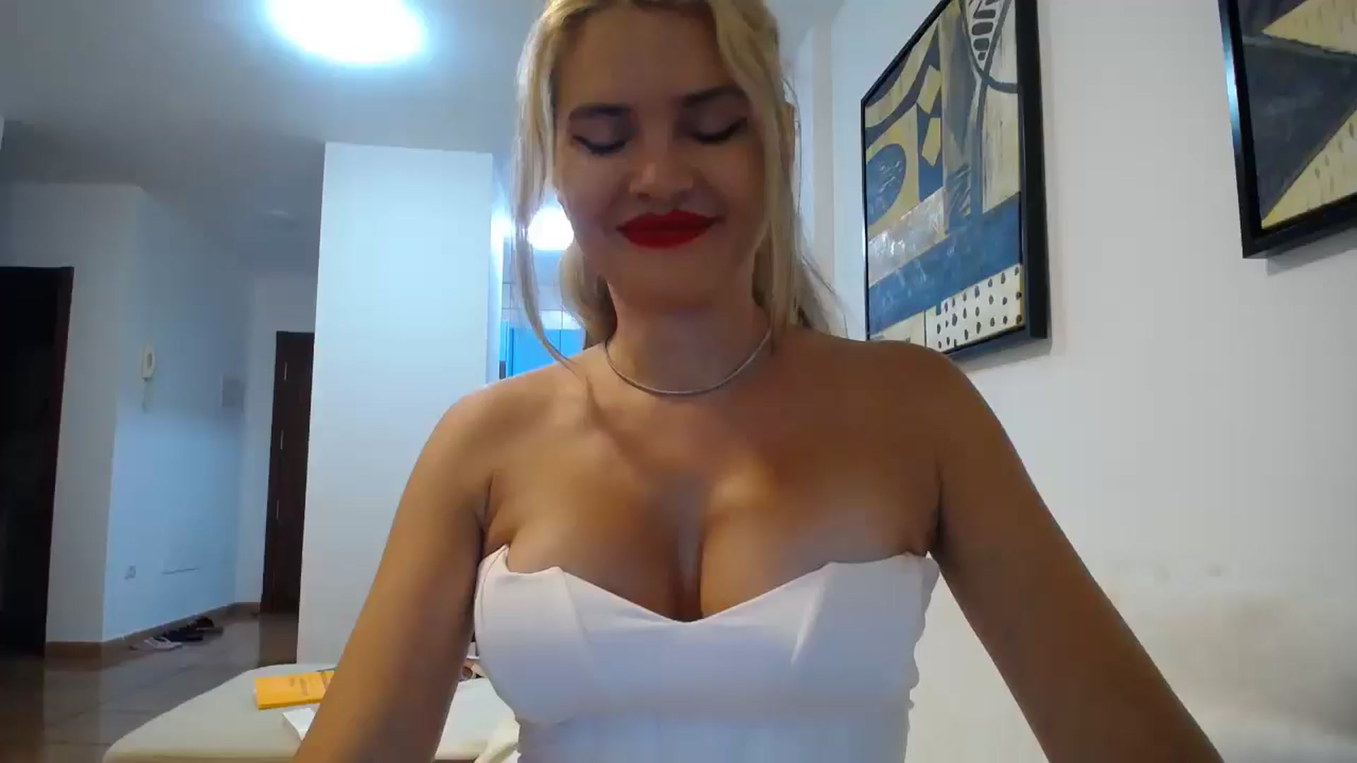 Gallery image thumbnail from Klarita_'s myfreecams stream on, 07/02/2025, 20:51 image 12 of 20