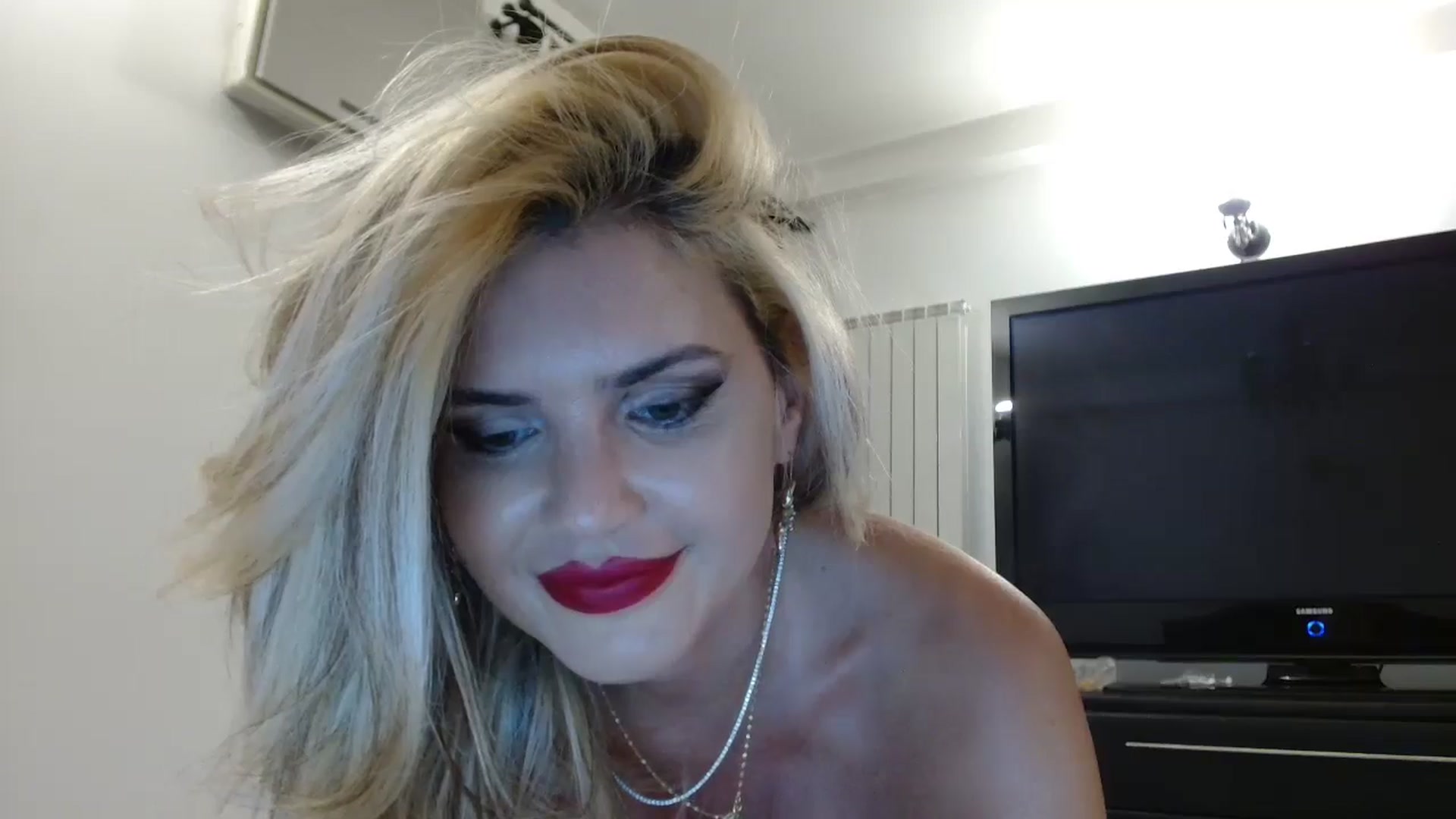 Gallery image thumbnail from Klarita_'s myfreecams stream on, 07/16/2025, 21:25 image 5 of 20