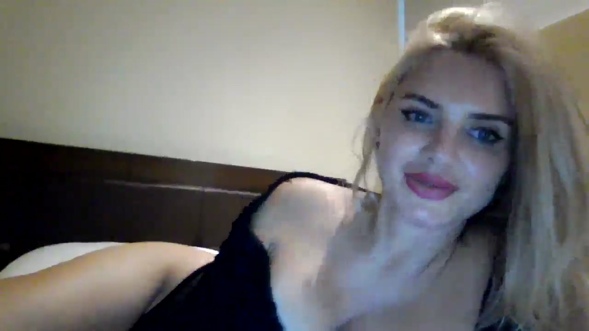 Gallery image thumbnail from Klarita_'s myfreecams stream on, 08/05/2025, 23:04 image 15 of 20