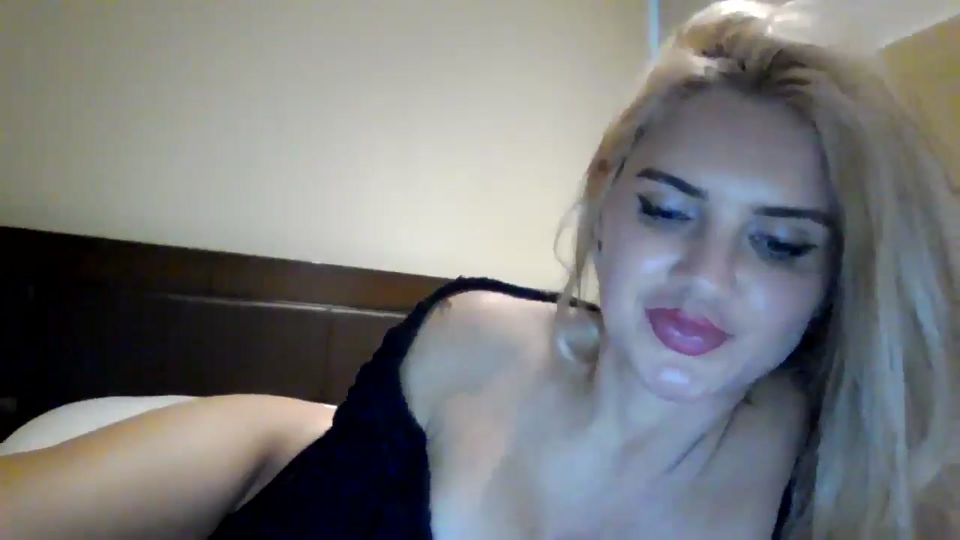 Gallery image thumbnail from Klarita_'s myfreecams stream on, 08/05/2025, 23:04 image 17 of 20