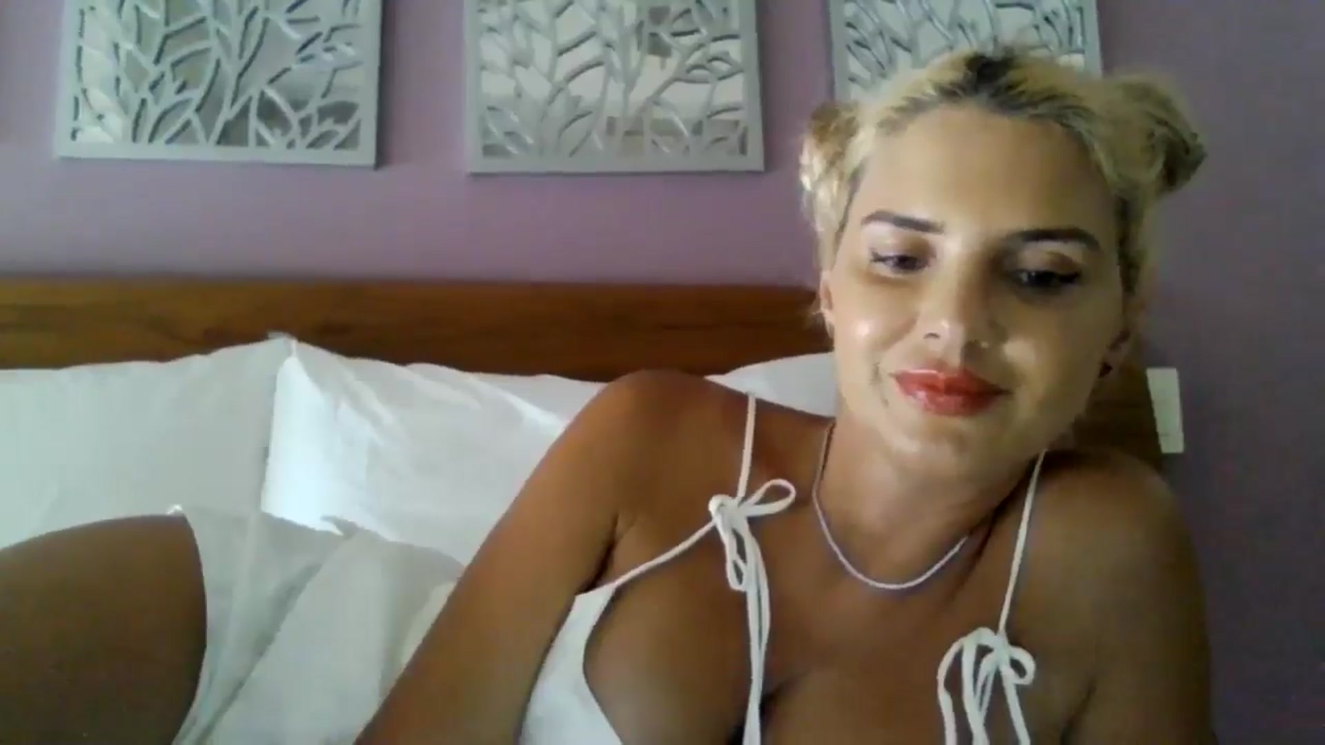 Gallery image thumbnail from Klarita_'s myfreecams stream on, 08/22/2025, 22:04 image 10 of 20