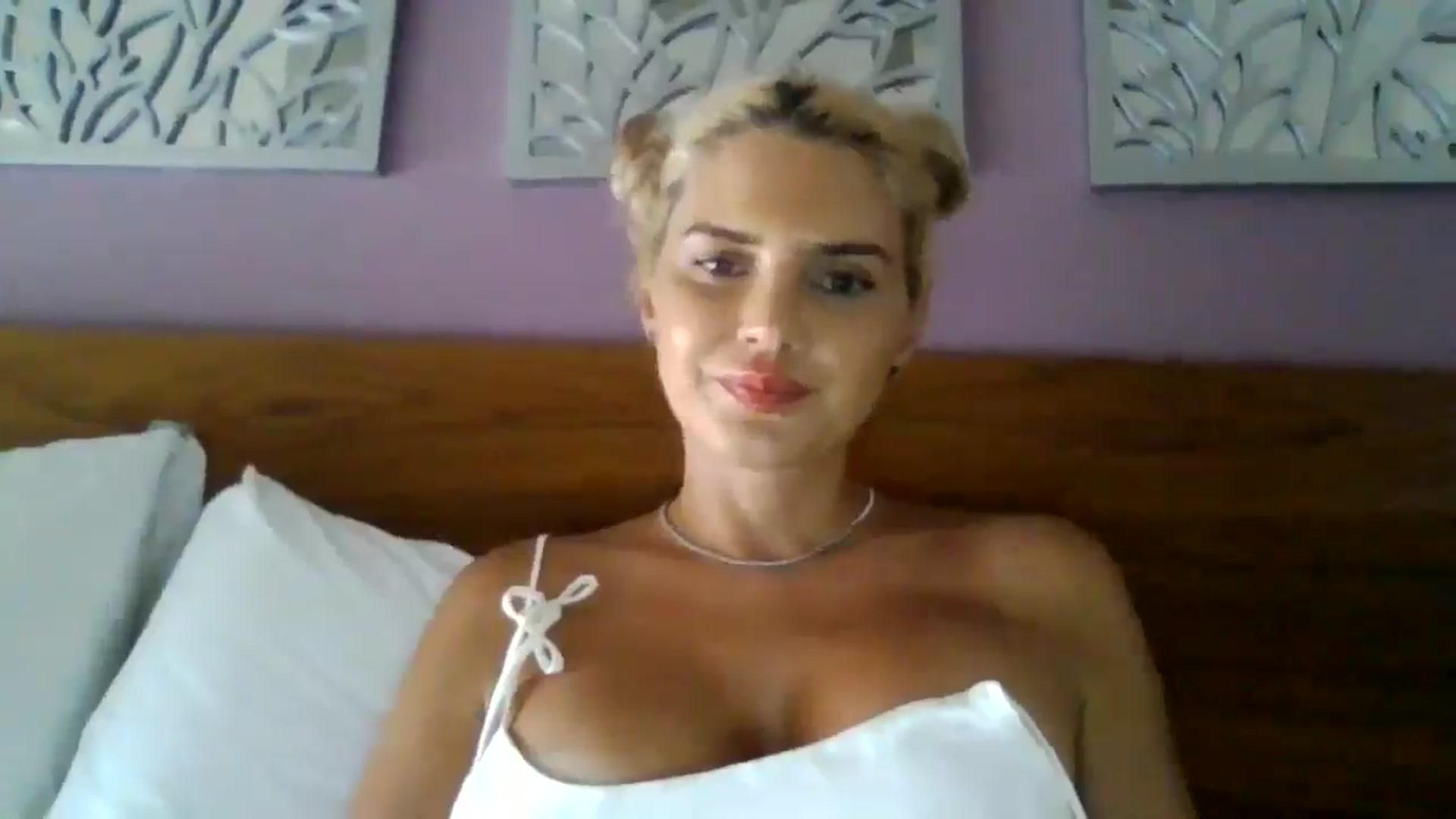 Gallery image thumbnail from Klarita_'s myfreecams stream on, 08/22/2025, 23:09 image 11 of 20