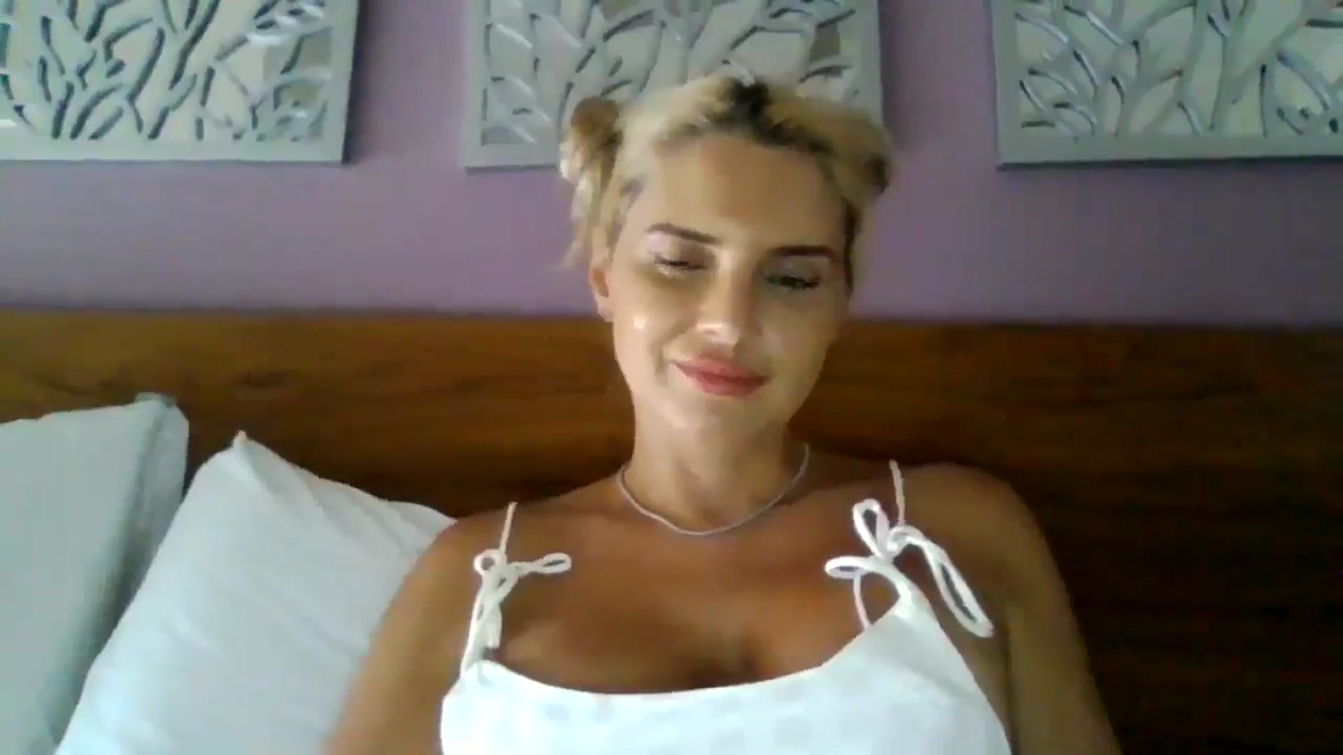 Gallery image thumbnail from Klarita_'s myfreecams stream on, 08/22/2025, 23:09 image 17 of 20
