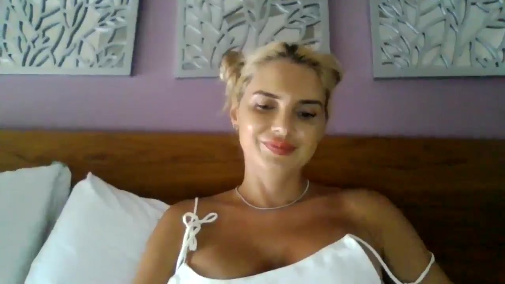 Gallery image thumbnail from Klarita_'s myfreecams stream on, 08/22/2025, 23:09 image 10 of 20