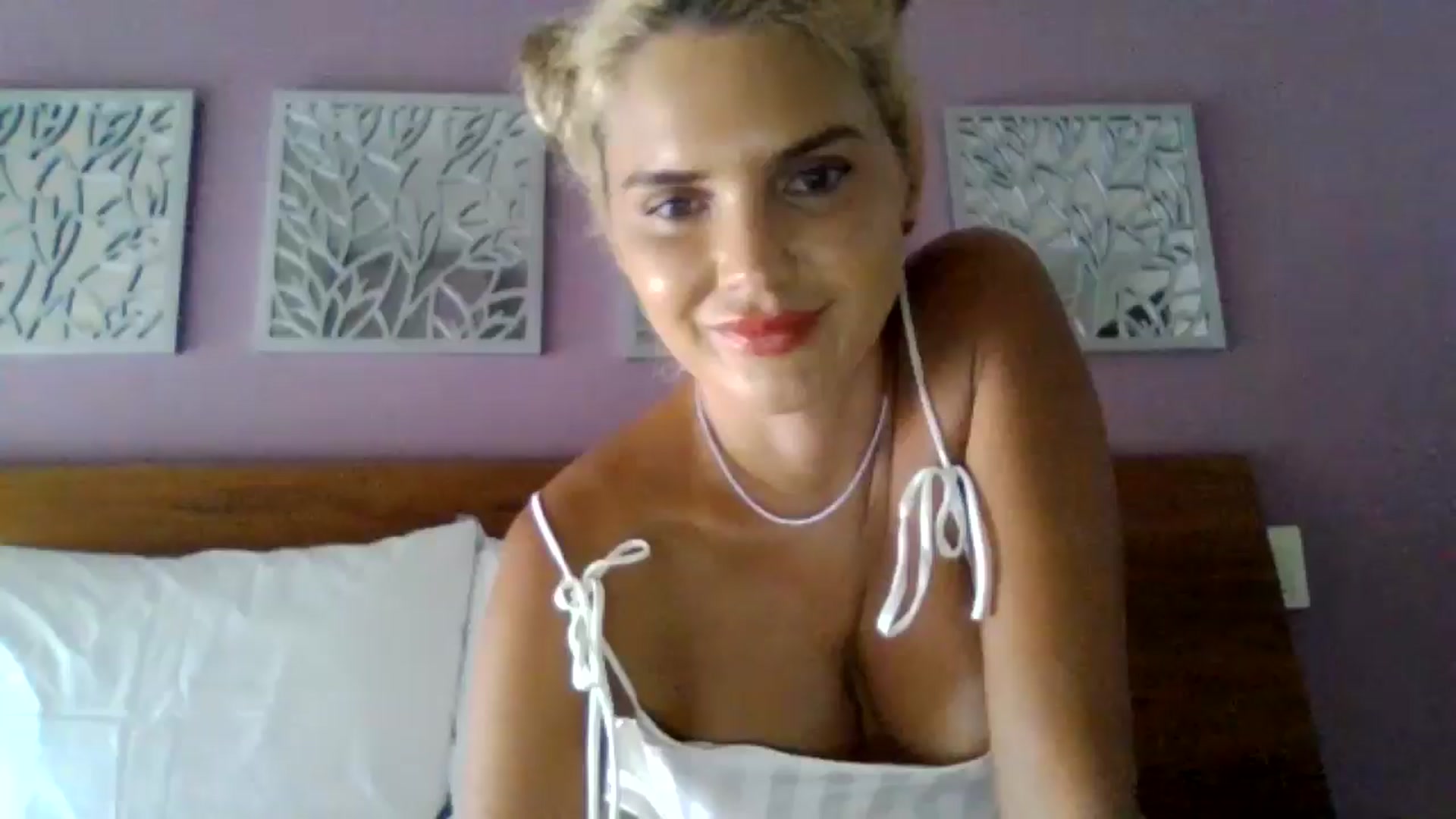 Gallery image thumbnail from Klarita_'s myfreecams stream on, 08/22/2025, 23:09 image 1 of 20