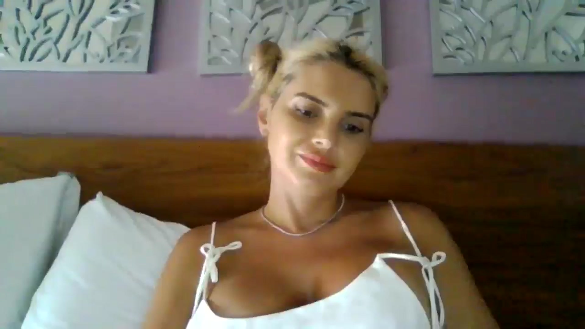 Gallery image thumbnail from Klarita_'s myfreecams stream on, 08/22/2025, 23:09 image 18 of 20