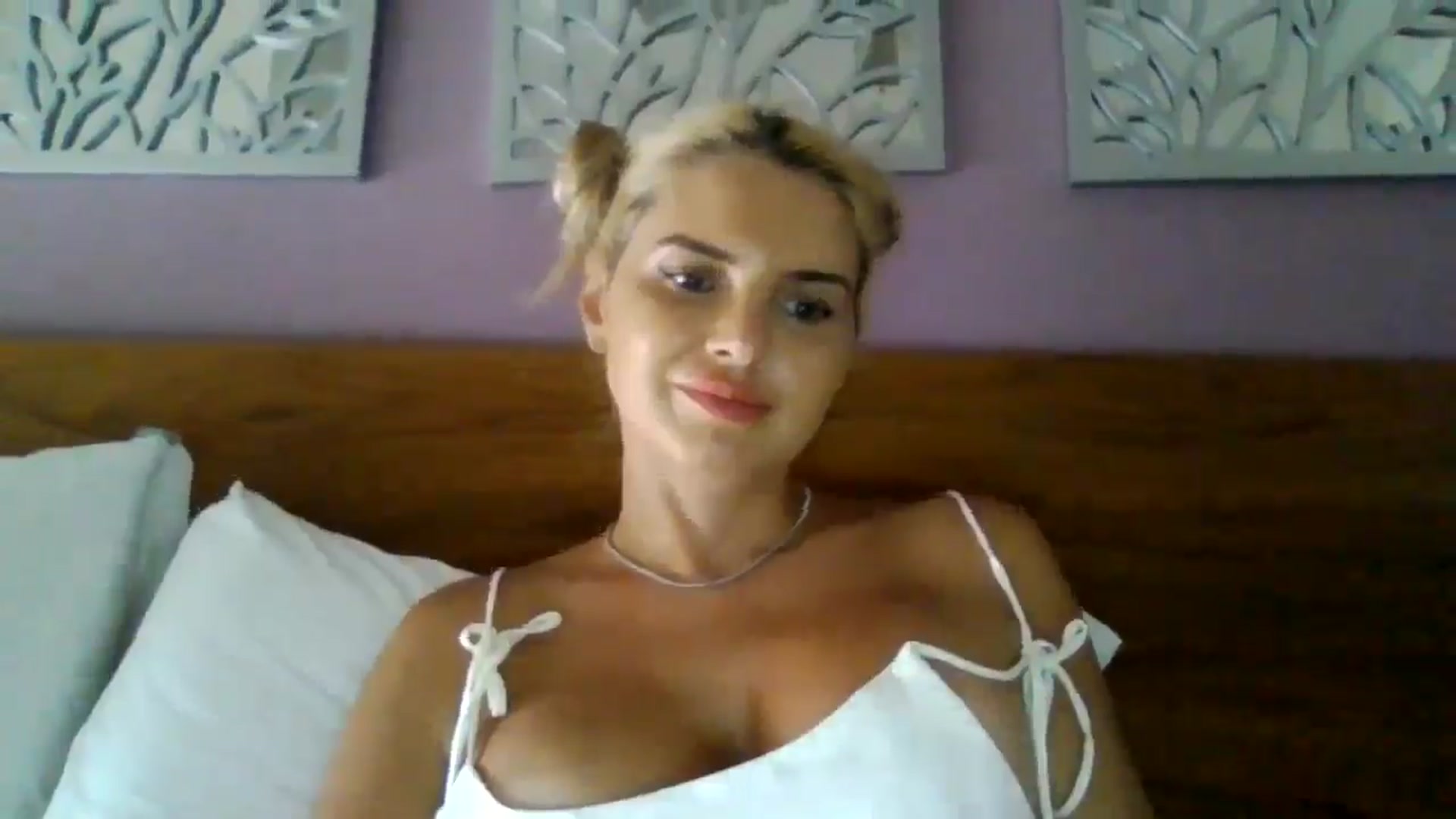 Gallery image thumbnail from Klarita_'s myfreecams stream on, 08/22/2025, 23:09 image 19 of 20