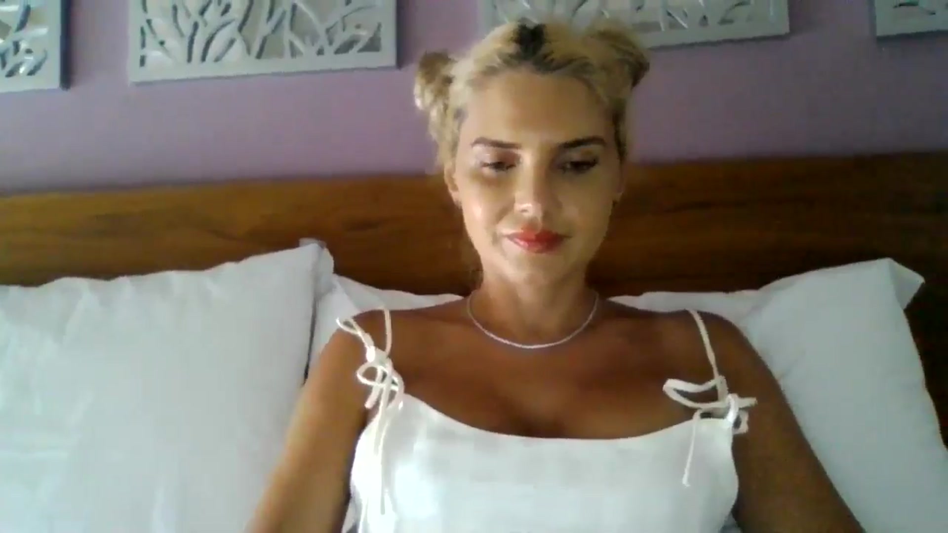 Gallery image thumbnail from Klarita_'s myfreecams stream on, 08/22/2025, 23:09 image 4 of 20