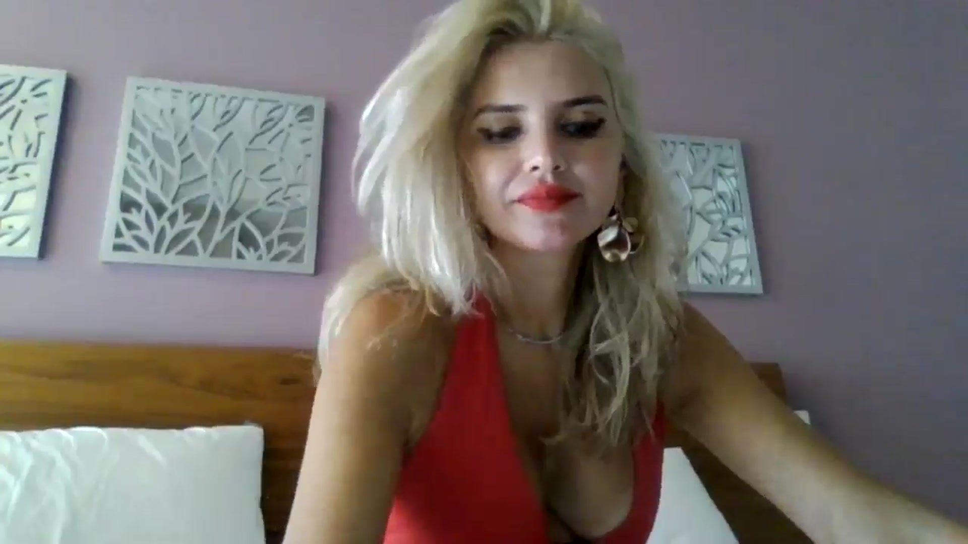 Gallery image thumbnail from Klarita_'s myfreecams stream on, 09/03/2025, 19:34 image 2 of 20