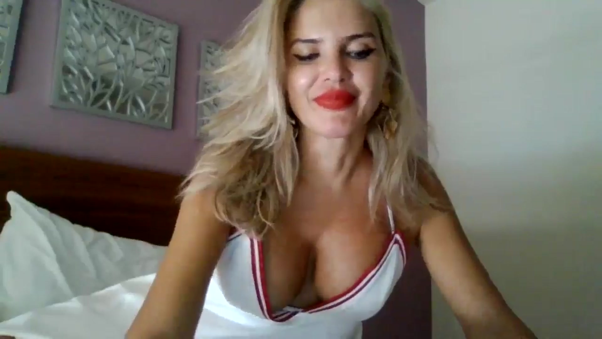 Gallery image thumbnail from Klarita_'s myfreecams stream on, 09/15/2025, 20:50 image 6 of 20