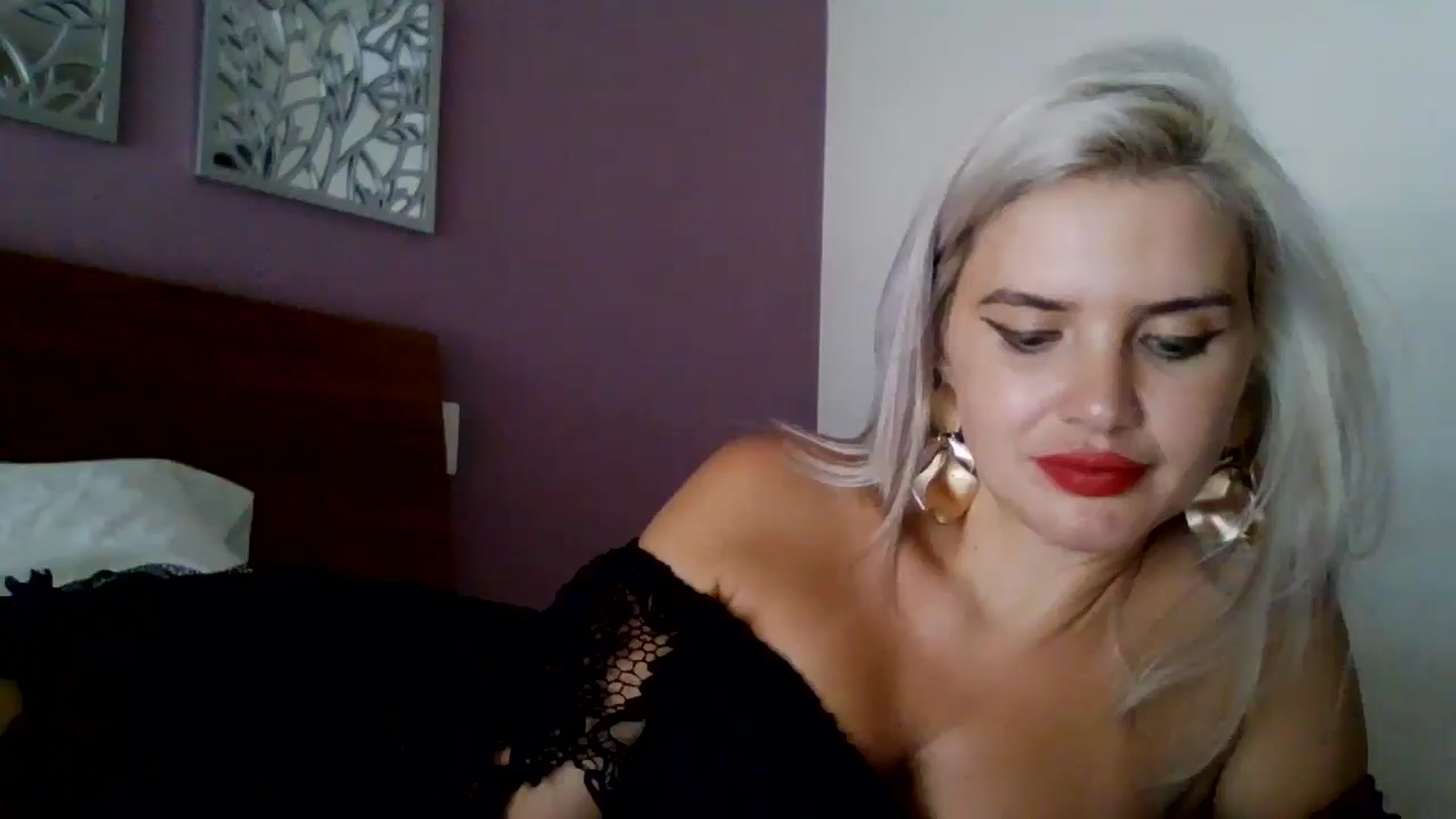 Gallery image thumbnail from Klarita_'s myfreecams stream on, 09/19/2025, 20:04 image 18 of 20